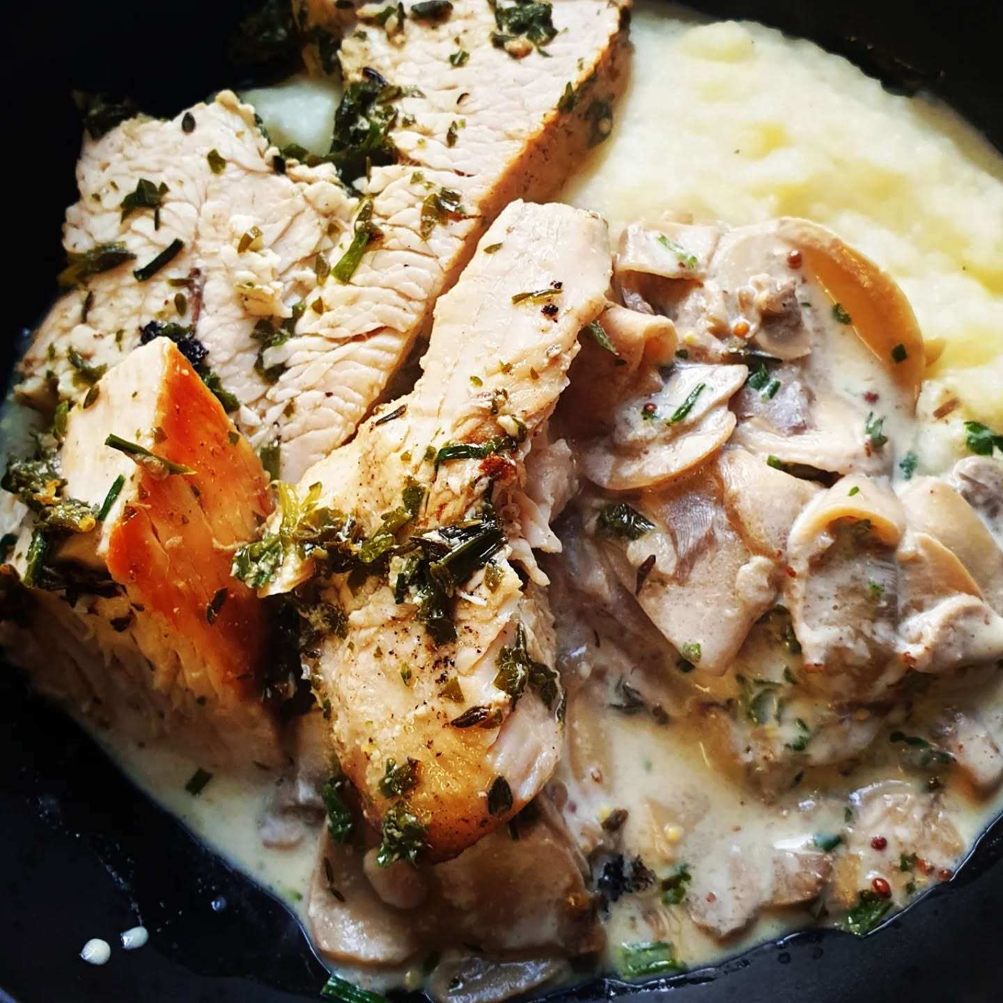 WINTER BREAK ! ❄
On profite de cette période un peu plus calme pour prendre une semaine de repos. 😴
Objectif : revenir gonflés à bloc pour ne plus vous quitter jusqu'à août ! 💪🏻
1. La dinde aux herbes qui vous a fait fondre avec sa purée maison et ses champignons à la crème 🐔
2. La chandeleur avec notre gâteaux mille crêpes à la crème au mascarpone, chocolat blanc et zeste de citron sans oublier les délicieuses crêpes du @barapomnantes 🥞
3. Un cappucino pour se réchauffer ? On dit oui ! Surtout avec le café de chez @kultivar_cafe_nantes ☕
4. Les savoureuses lectures des vacances...la cuisine ça se lit aussi ! 📚
Belle semaine à vous, on vous retrouve lundi 24 février à 12h 😙
.
.
.
.
.
.
.
.
.
.
.
#winterbreak #cuisine #cantinedumidi #nantesmaville #lecture #coffeeshop #recettes #crepe #chandeleur #vacances #gateaudecrepes #cappuccino