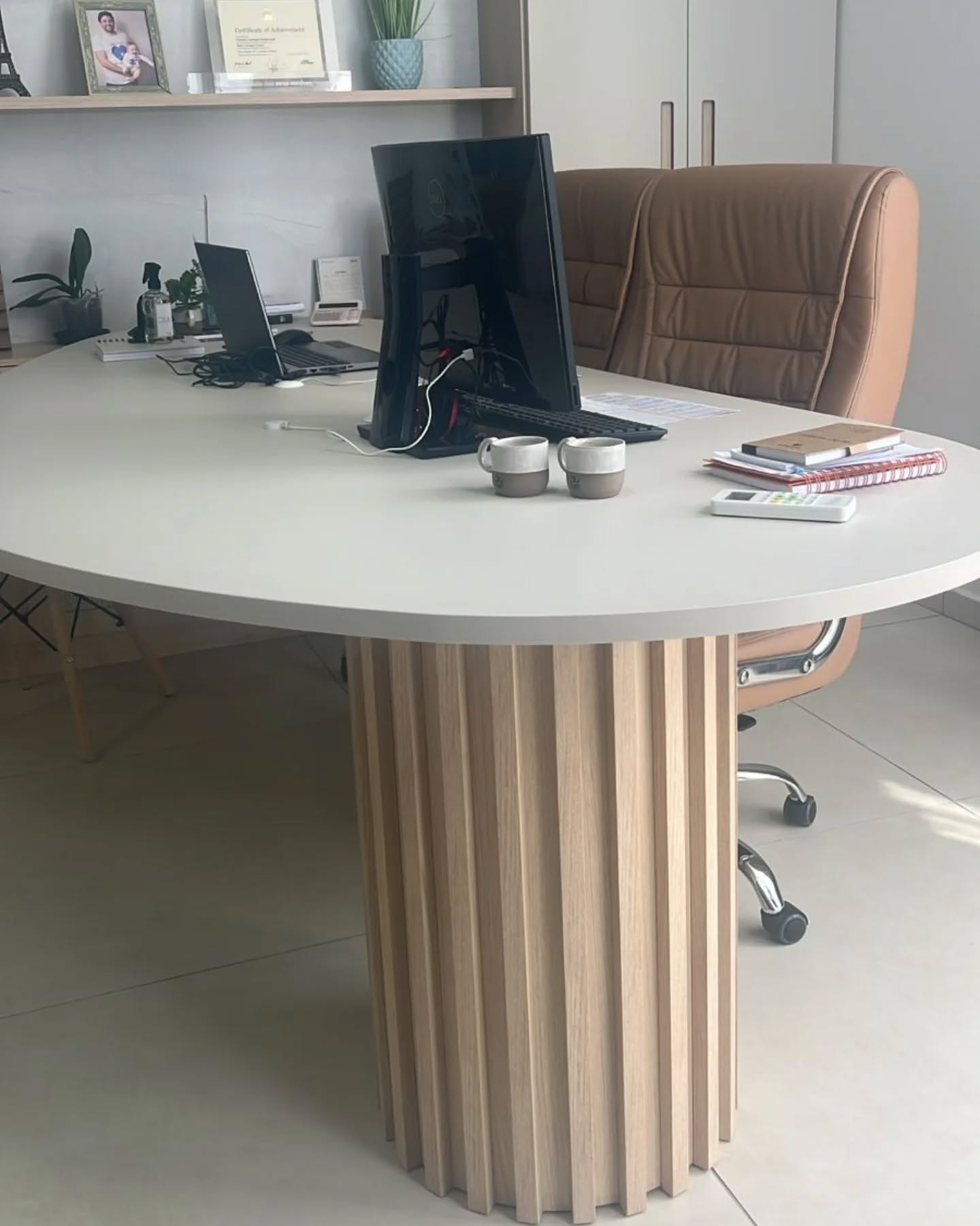 Elegância e Funcionalidade para o Seu Escritório!
Um ambiente de trabalho bem planejado faz toda a diferença na produtividade e no bem-estar. Esse projeto combina design sofisticado, materiais de alta qualidade e acabamento impecável, criando um espaço funcional e inspirador.
Destaques do projeto:
✔️ Mesa com base ripada em madeira, trazendo modernidade e sofisticação.
✔️ Estante planejada, unindo estética e organização.
Transforme seu ambiente com móveis planejados que elevam sua experiência!
#moveisplanejados
#ambienteplanejados
#escritoriosplanejados
#moveiscorporativos
#innovafatto