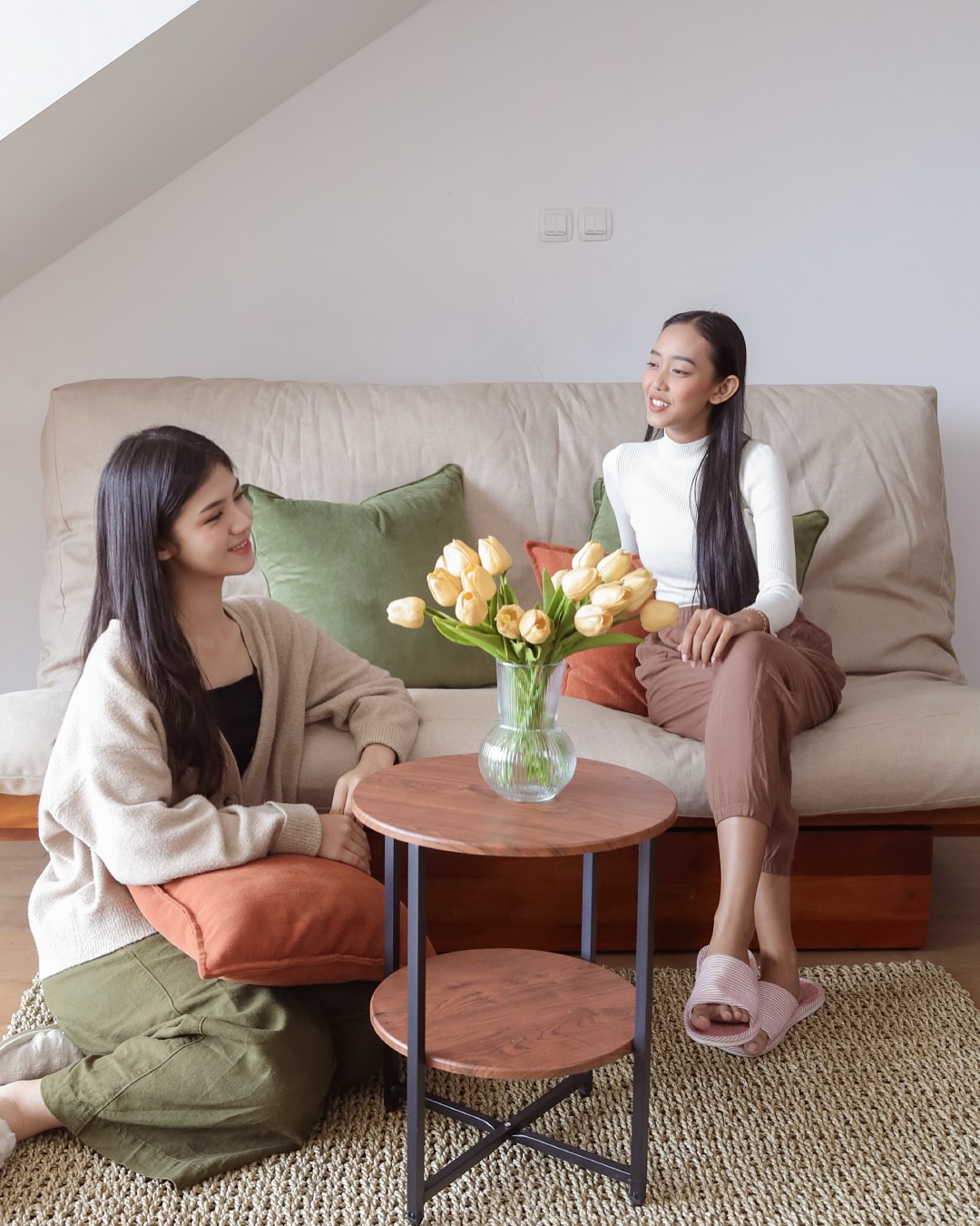 Dari mulai nyantai sambil life update sama bestie sampai me time sambil main laptop, semuanya bisaa dilakuin diatas Okinawa Sofa bed!
Modelnya yang versatile bisa banget menyesuaikan kebutuhan dan mood kamu!
#furniture #furnituredesign #furniturejepara #furniturmahoni#sofabed#furnitursofabed#furniturjapandi#japandi