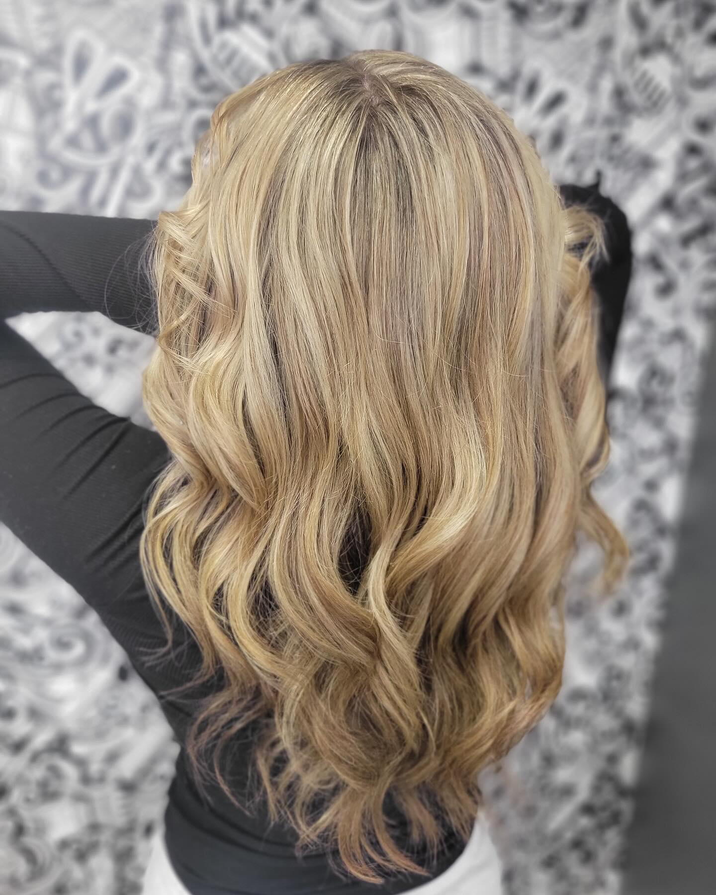 Blonde that shines from every angle ✨
A seamless blend, soft dimension, and that perfect lived in look!
✨Done by Heather ✨