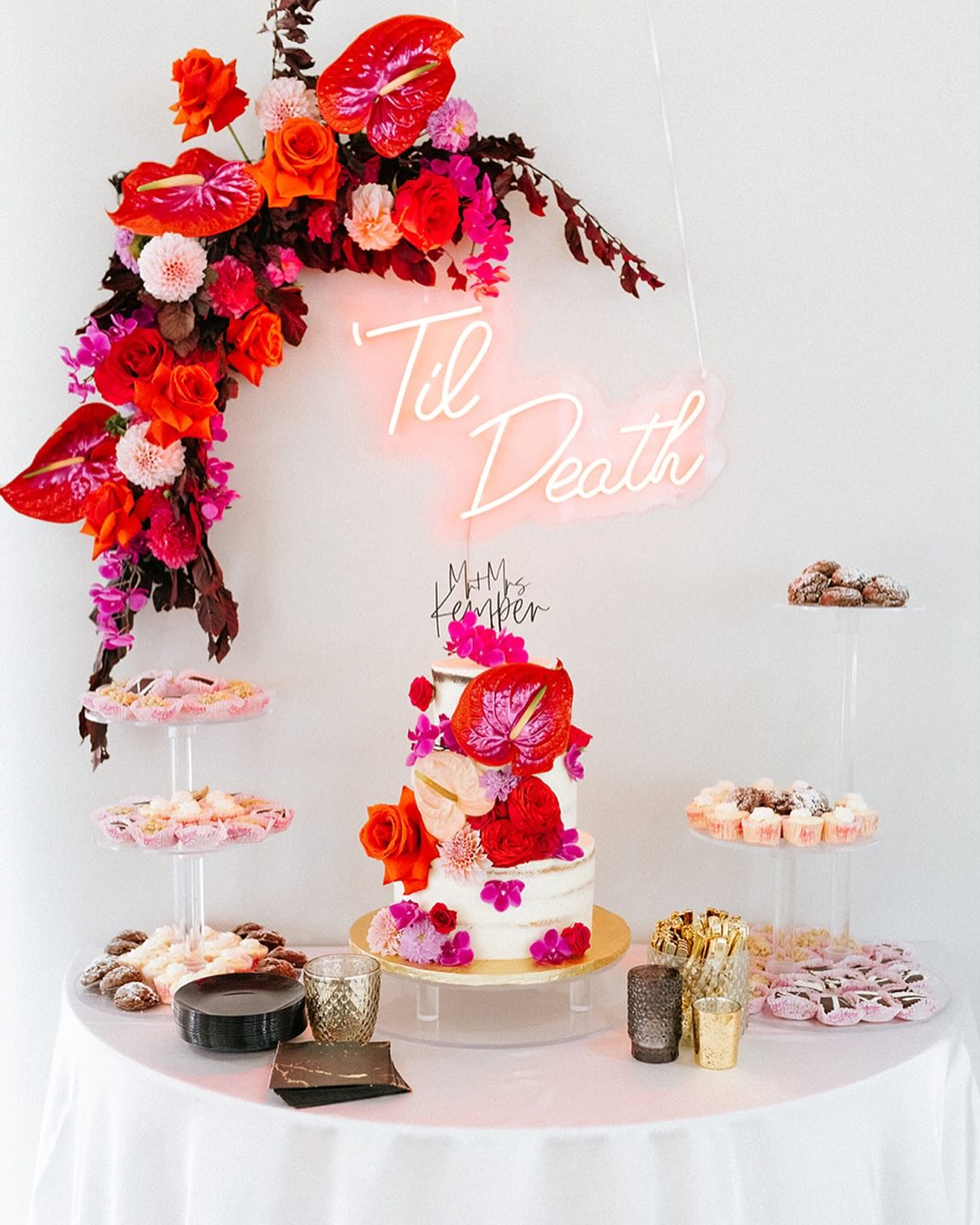 Happy Galentine’s Day to all the incredible women in our lives, both personally and professionally! Thank you so much for trusting and having faith in us and our abilities, loving us unconditionally, inspiring us and supporting us throughout our lives and especially on our entrepreneurial journey. You mean the world to us!💋
@eleven11photo / @maggie_alice / @duhdarryl / @carlwright / @thefactory_events / @glamourmegorgeous / @rinadoesmakeup / @laurenelainebridal / @essentiablooms / @djxanati / @gomezsalsa / @bonboneriecincy / @streetpops / @queencityvignette / @chrissylanedesigns
.
.
.
#cincinnatiwedding #cincinnatibride #cincinnatiweddingplanner #weddingplanner #weddingdesign #weddingdesigner #weddingstyle #weddingstylist #eventdesign #eventdesigner #eventstyling #eventstylist #wolfandbirdevents