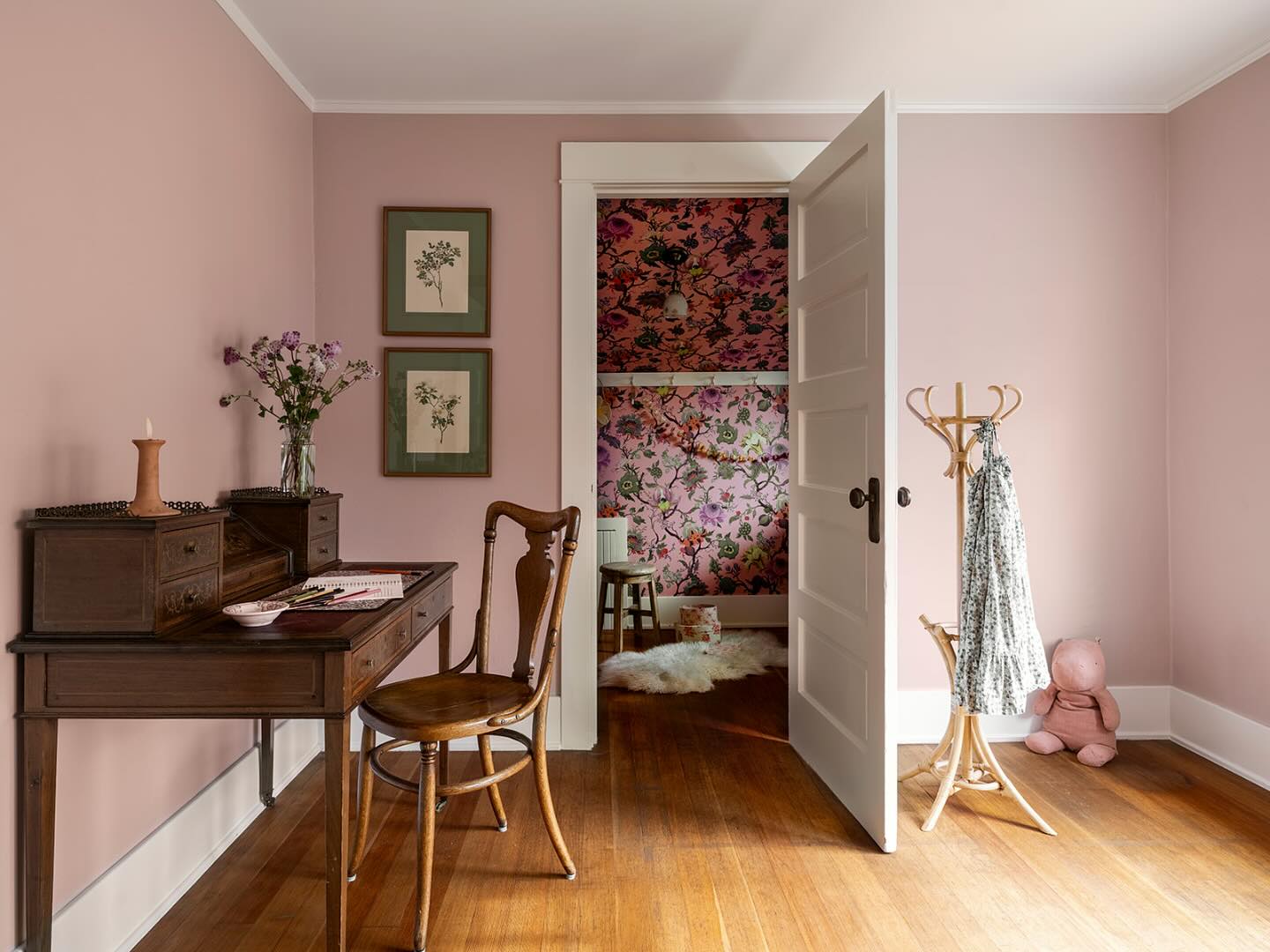 Happy Valentine’s Day from this little girl’s room that feels feminine but not too precious. It took a few tries to get that paint color just right so that she can grow with it, not out of it. 💕
Design: @annecorgandesign
Photography: @_karamercer
Styling: @teressajohnson
