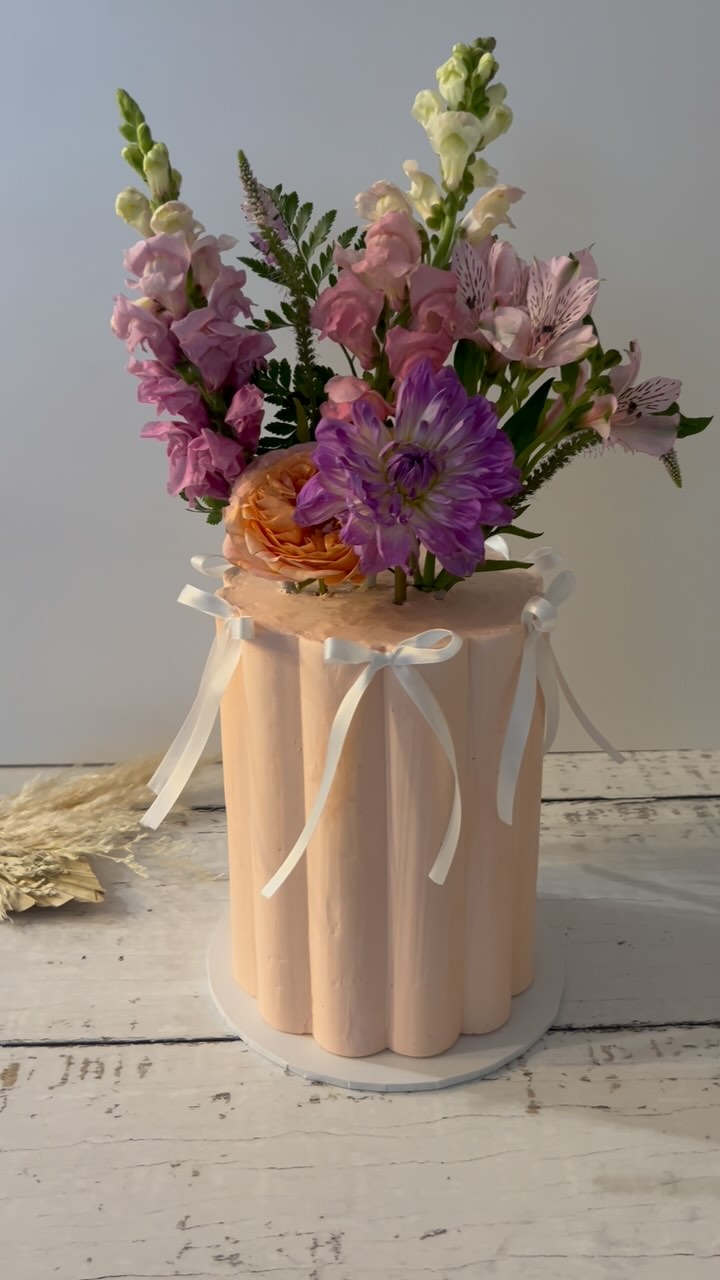 Scalloped floral beauty ๐ธ
Vanilla cake, mango and passionfruit filling and vanilla buttercream.
#cake #cakecakecake #cakeporn #cakelover #cakestyle #cakeinspiration #buttercream #birthdaycake #cakesofinstagram #cakedecorating