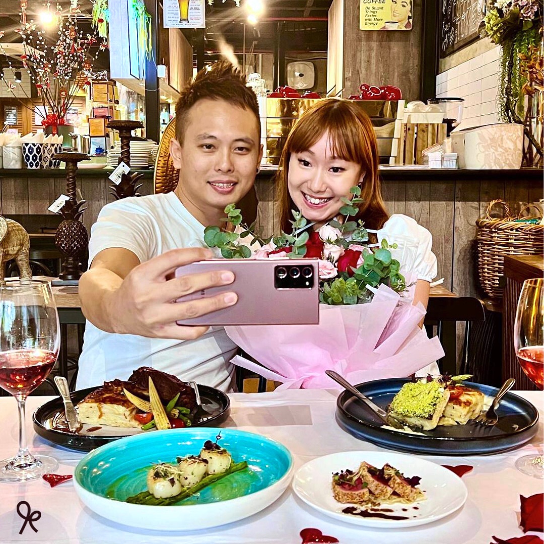 Roses are red, violets are blue, we totally meant to post our Valentine’s greeting yesterday, but life happened. 😅💘 it’s never too late to indulge your special someone with our exclusive Valentine’s Day 3-course menu! Make it up with beautiful fresh flowers too 😉
Make your reservations on our website now and grab your fresh flowers from www.xpressflower.com 💐