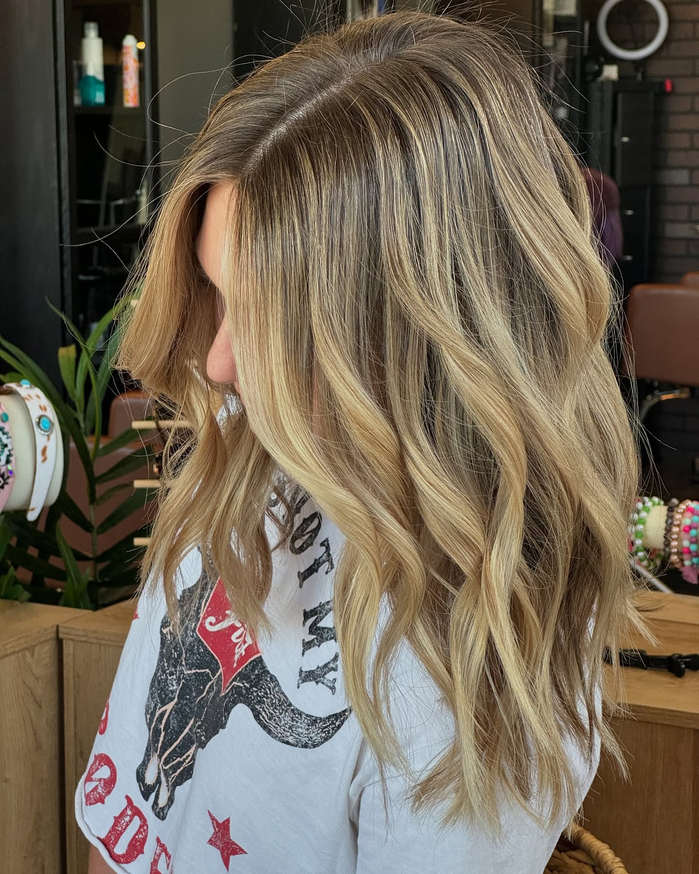 🕳️ “Forget the groundhog—spring has officially arrived in Florida! ☀️✨ This beachy blonde is bringing all the sun-kissed vibes, no matter what the forecast says. Ready to lighten up? DM to Book your appointment today! #beachyblonde #springvibes #floridahairstylist #clermontsalon #orlandohairstylist #smudgeroot #balayage #blondhair