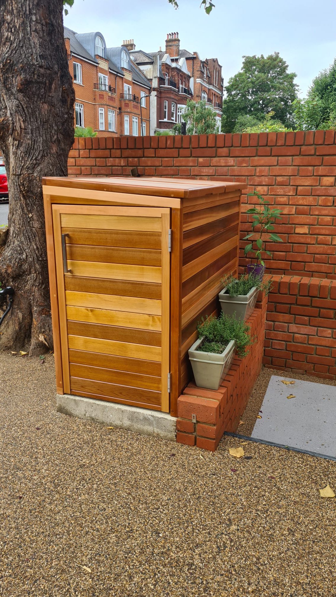 Planning cedar 👌 look at that result!
#binstore #binshed #bincupboard #binstorage #garden #gardenstore #gardendesign #gardenstorage #gardenstoragesolution #gardenstoragesolutions #gardeninspiration #gardeninspo #london #londonlife
