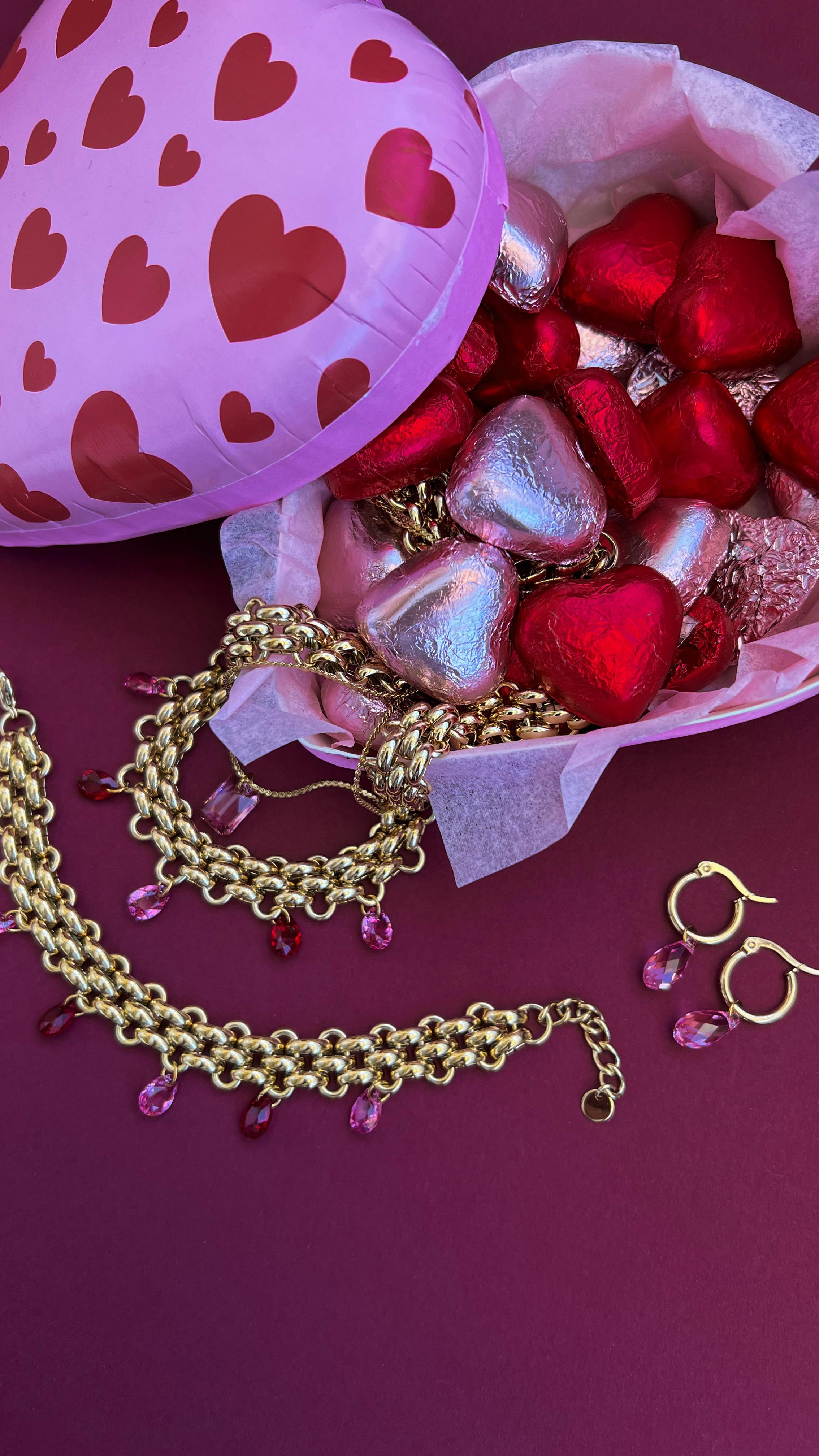 Vinn smykker til en verdi av 2500,- ✨
I forbindelse med lansering av sommerkolleksjonen, relanseres hele WAHL-WEST 🙌🏼 Og siden V-day og WAHL-WEST fra nå deler fargepalett, er det vel ikke noe annet å gjøre enn å feire begge deler samtidig? 🙋🏻♀️
Hvis du vil vinne et hjerte fylt med sjokolade og glitrende skatter til en verdi av 2.500,- gjør du enkelt og greit tre ting:
❤️ Følg WAHL-WEST på Instagram
🩷 Meld deg på nyhetsbrevet (link i bio- scroll ned)
Nettbutikken relanseres 14. februar for alle som er med på nyhetsbrev, og vinneren kontaktes på mail og tagges her på fredag. Siden lanseres for alle på søndag ✨
Lykke til 🩷
Ved å delta i konkurransen godtar du og gir en bekreftelse på at konkurransen på ingen måte er sponset, støttet, administrert av eller har noen tilknytning til Facebook/Instagram