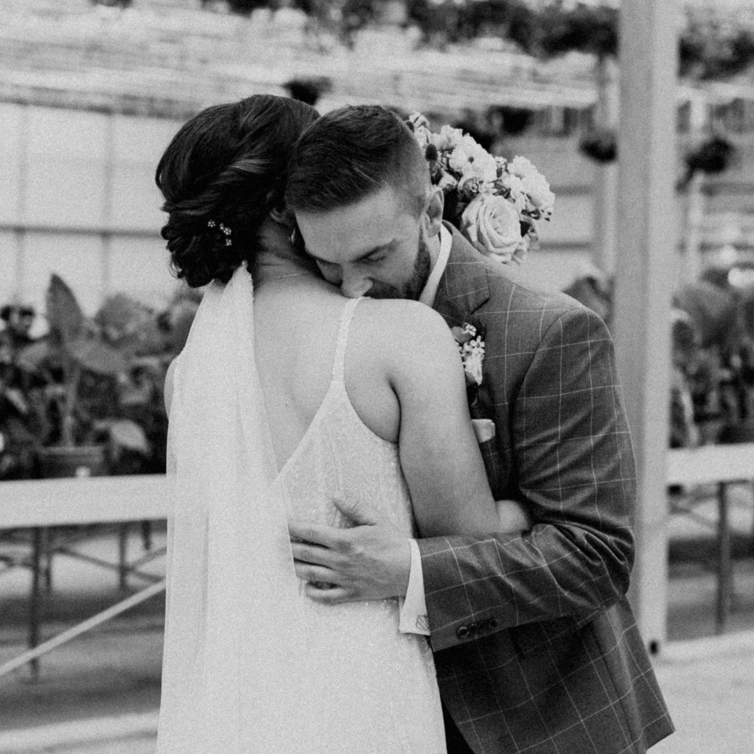 Pretty tired of these Monday's being so cold, actually, just tired of the cold really! Is winter over yet, cause ya girl is doneeeee with the cold, and the colds that seem to come to our house and never leave. Why does it feel like we're a revolving door with being sick? Anyone else?
So, just over here dreaming of summer weddings and wishing I was back in the warm greenhouse witnessing ooey gooey love. Soon, so soon!
________
w/ @oleajanes_photography
#enjoycentrewedding #yegweddingphotographer #enjoycentresaintalbert #greenhousewedding #albertaweddings
#albertaweddingphotographer #kanderphotography