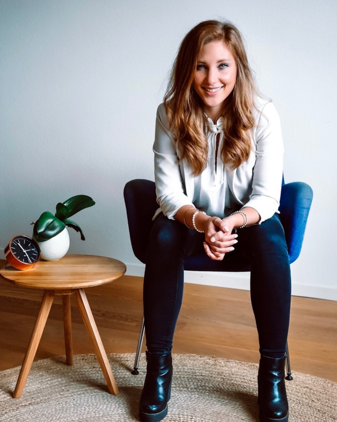 Vom Funktionieren zu einem lebendigen Leben
Hast du genug davon, nur zu funktionieren und im Hamsterrad oder deinem Alltagstrott festzustecken?
Willst du mehr vom Leben, aber du weisst noch nicht, wie du es erreichen kannst?
Gemeinsam werden wir definieren, was und wie es sich ändern soll und die mentalen Stolpersteine aus dem Weg räumen, die dich bisher an der Umsetzung gehindert haben. Es ist an der Zeit, dass du dir dein Leben auch anders erlaubst. Lass uns starten, damit du nicht nur existierst, sondern wirklich lebst! Bist du bereit, den ersten Schritt zu gehen?
#MentalCoaching #veraenderung #inspiration #hamsterrad #mut #neuanfang