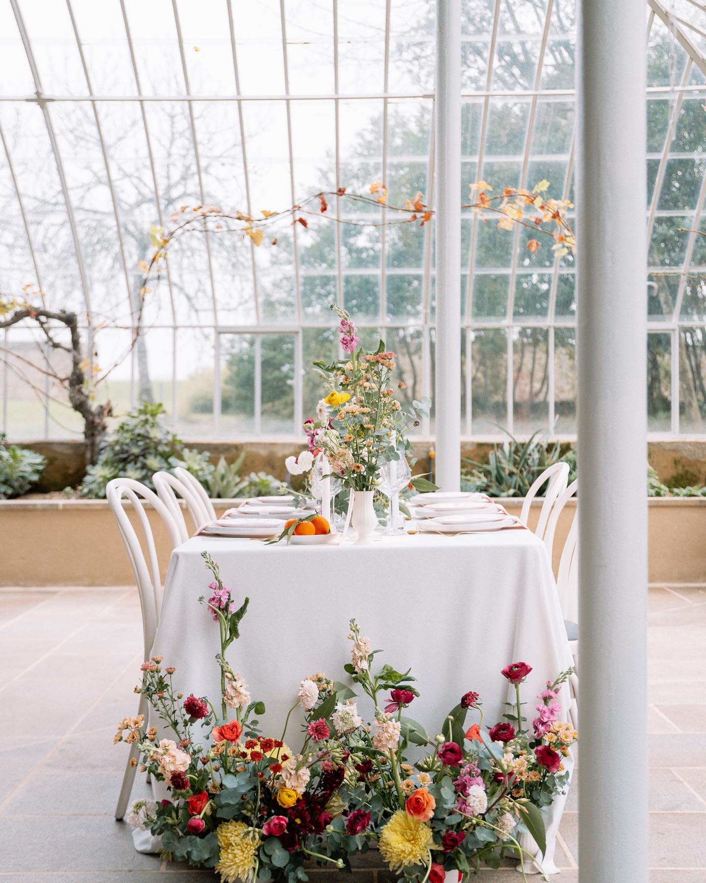 Une ambiance lumineuse en automne…✨
Sous la lumière douce de la serre, une table qui joue sur l’épure et la délicatesse. Un équilibre entre tons blancs et éclats colorés.
Avec les fabuleuses compositions florales de @les_bottes_d_anemone, la papeterie raffinée de @b_e_e_z_h, les desserts macaronés si délicats de @lamarysienne et les chaises bistrot intemporelles de @azeztadesign .
Vous aimez ?
DA et Art de la Table : @_maisonhortense
Photographe : @manonlb_weddingphotographer
Lieu : @domainelemezo
Robe : @thomdecorbie.robedemariee
Mise en beauté : @as_maquille
Bijoux : @nahclay_
Papeterie : @b_e_e_z_h
Fleurs : @les_bottes_d_anemone
Macarons : @lamarysienne
Cocktails : @infuse__me
Chaises : @azeztadesign
Modèles : Santana & Julien
#AutumnSunset #MariageAutomne #InspirationMariage #WeddingDesigner #DécorationMariage #TableDesign