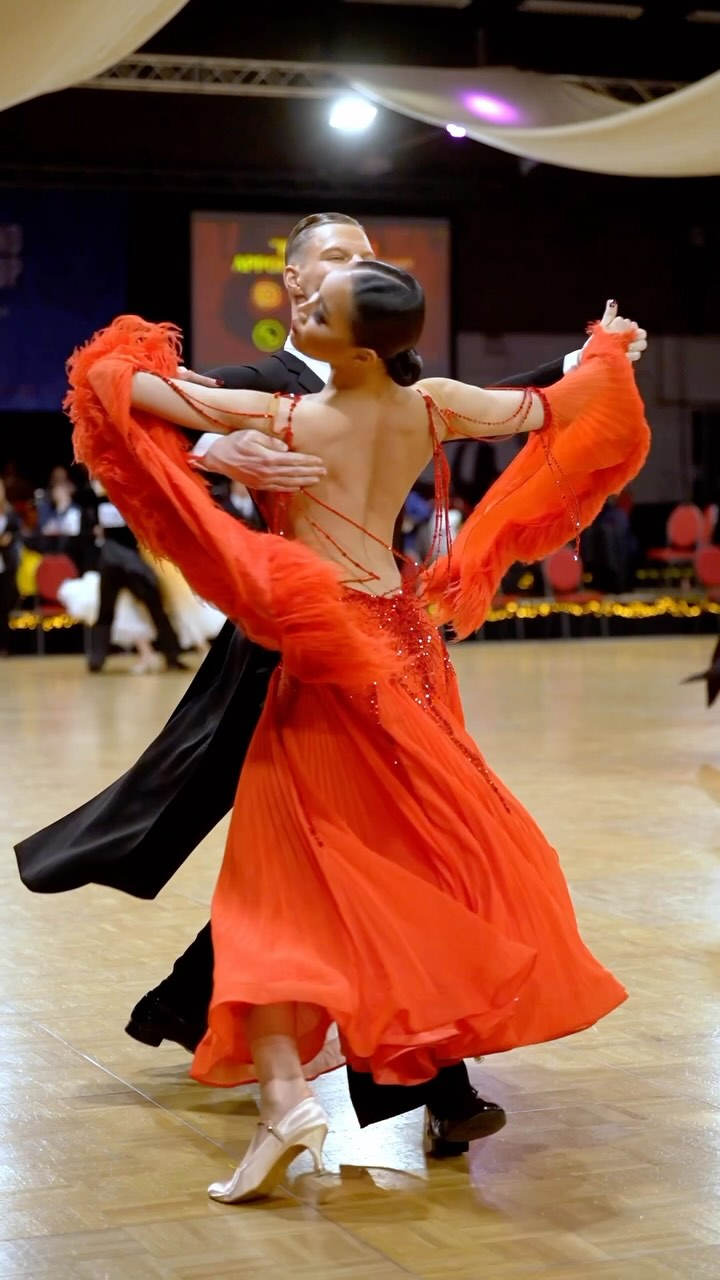 Spinning with the fantastic @e_nikolaev_ & @jerrily_ โญ๏ธ๐
Follow for more great content & news about our tournament ๐๏ธ
๐ช @wdsfdancesport World Open Standard
๐ฅ @studiopm.photo
#wearedancesport #wdsf #dancesport #standard #movement #style #dancecompetition