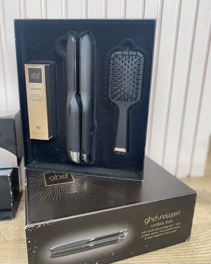 ❤️❤️❤️Valentine’s Day tomorrow why not treat yourself or a loved one with these offers that can’t be missed.❤️❤️❤️
Massive 50% sale on our GHD stylers when they are gone they are gone.
❌Cordless set was £300 now £150 ❌ (sold)
💖Hot brush was £170 now £85
💖black set left where £200 now £100(white sold)
Love pinkk xox
#ghdsale #ghdstyler #edinburghsalon
