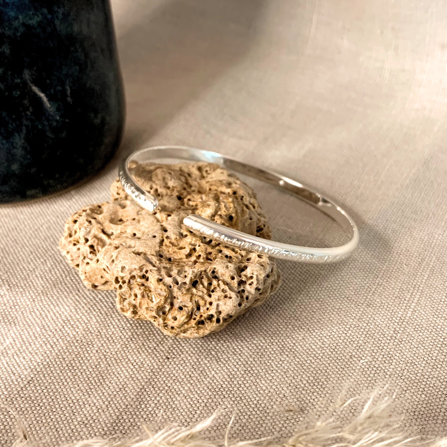 🌿 Nouvelle création – La Manchette Artémis 🌿
Inspirée par la déesse de la chasse, la Manchette Artémis incarne la force et la beauté naturelle. Fabriquée à la main en argent massif, cette pièce unique est martelée avec une finition en natte, créant un sublime effet texturé qui capte la lumière à chaque mouvement.
🔹 Matériau : Argent 925/1000
⚖️ Poids : Environ 10g
✨ Élégante et intemporelle, parfaite pour sublimer un look du quotidien ou briller lors d’une occasion spéciale.
💍 Disponible dès maintenant sur bijouteriepauly.fr 💍
#ManchetteArtémis #bijouxartisanaux #argentmassif #faitmain #bijouteriefrançaise #élégancenaturelle #styleunique #bijoux #machette #bracelet #artisanat #artisane #lepouliguen #loireatlantique #labaule