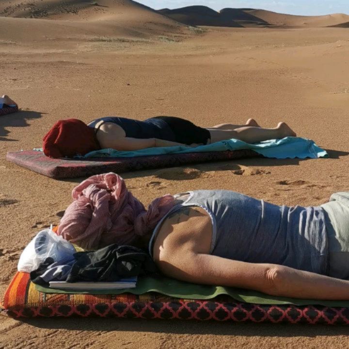 Ich durfte in diesem Wüstenretreat den Yoga-Part übernehmen und hatte die Ehre mit einer unglaublich tollen und inspirierenden Gruppe in der atemberaubenden Weite der Wüste zu praktizieren. ✨
Es war einfach magisch, die Stille und Energie der Wüste zu spüren. 🧘♀️💫
Die Verbindung zur Natur, das sanfte Rauschen des Windes und der weite Horizont haben jede einzelne Bewegung intensiviert und uns im Moment völlig präsent gemacht.
Und manchmal haben uns sogar die Kamele Gesellschaft geleistet... 😍🐫
Ich bin so dankbar für diese Erfahrung und die tiefe Verbundenheit, die wir miteinander und mit der Natur erleben durften und freue mich schon jetzt auf ein nächstes Mal... (Inshallah🤞)
#reliefandflow #relief #flow #yoga #yogareise #wüstenretreat #yogainderwüste #marokko