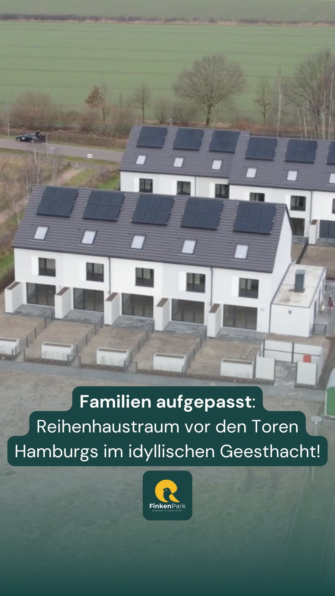 Familien aufgepasst: Ein Reihenhaus-Traum wartet auf euch! ✨
Vor den Toren Hamburgs entsteht im FinkenPark Geesthacht ein zukunftsweisendes Wohnprojekt: 34 moderne Reihenhäuser mit hochwertiger Ausstattung, durchdachten Grundrissen und einem innovativen Energiekonzept. Mit KfW-40-Standard, einer zentralen Wärmepumpe und Photovoltaik-Anlagen bieten die Häuser nicht nur zeitgemäßen Wohnkomfort, sondern auch niedrige Nebenkosten und Nachhaltigkeit. 🌱
👉🏼 Mehr erfahren & Traumhaus mieten: finkenpark-geesthacht.de
Freut euch auf diese Highlights:
🟢 4–5 Zimmer auf 120 oder 145 m² Wohnfläche
🟢 Hochwertige Einbauküche mit Markengeräten
🟢 Zwei stilvolle Bäder + Gäste-WC
🟢 Süd-Terrasse & privater Garten
🟢 Viel Stauraum in Abstellräumen, HWRs & Outdoor Schränken
🟢 Effizienzhäuser mit KfW-40 Standard inkl. Photovoltaik-Anlage & Wärmepumpe
🟢 Individuell steuerbares Heizungs- und Belüftungssystem
🟢 PKW-Stellplätze mit Vorrüstung für E-Ladestationen
🟢 Begrünte Wohnquartiere mit Spielplätzen & bald eigener Kita
Perfekt angebunden, naturnah gelegen 🌿 – Geesthacht vereint das Beste aus Stadt und Natur. Einkaufsmöglichkeiten, Schulen, Kitas und medizinische Versorgung sind in direkter Nähe, während die Elbe zu erholsamen Spaziergängen einlädt und Hamburg durch die hervorragende Anbindung schnell erreichbar ist. 🚗💨 Jetzt Besichtigungstermin vereinbaren!
#familienhaus #geesthacht #reihenhaus #nachhaltigkeit #hamburg #immobilien
