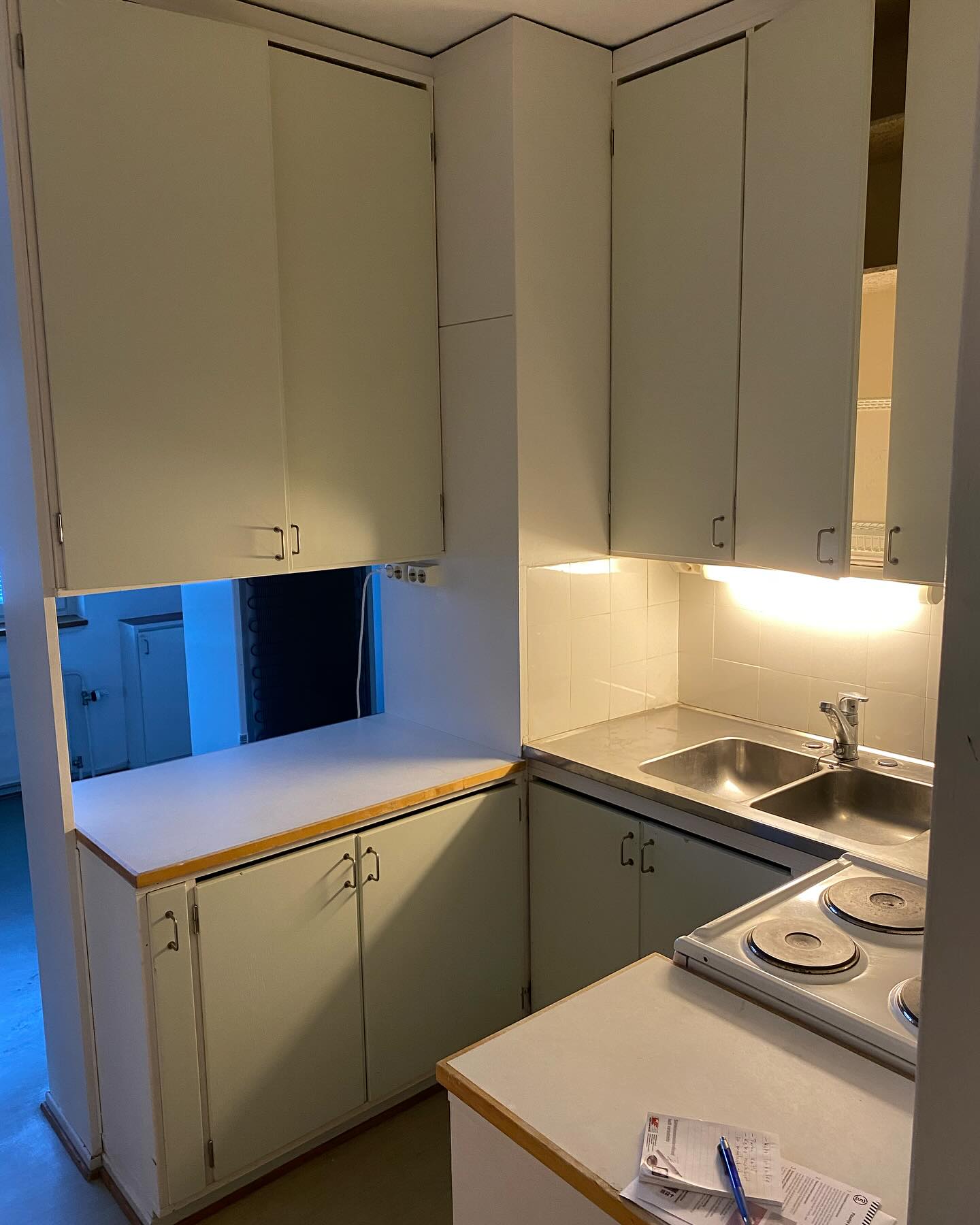 Jälleen saatu yksi projekti valmiiksi ja olipahan mukava asiakas 🙏 Selvät sävelet alusta alkaen ja vaikka matkalla hieman tilanteet elivät , niin saatiin hyvällä yhteistyöllä homma pakettiin. Vanha keittiö sai uuden ilmeen, samoin lattia tehtiin uusiksi. Ps. yksi etulevy uupuu. Laitetaan kyllä myöhemmin 😀Keittiö luonnollisesti @ameliakeittiot