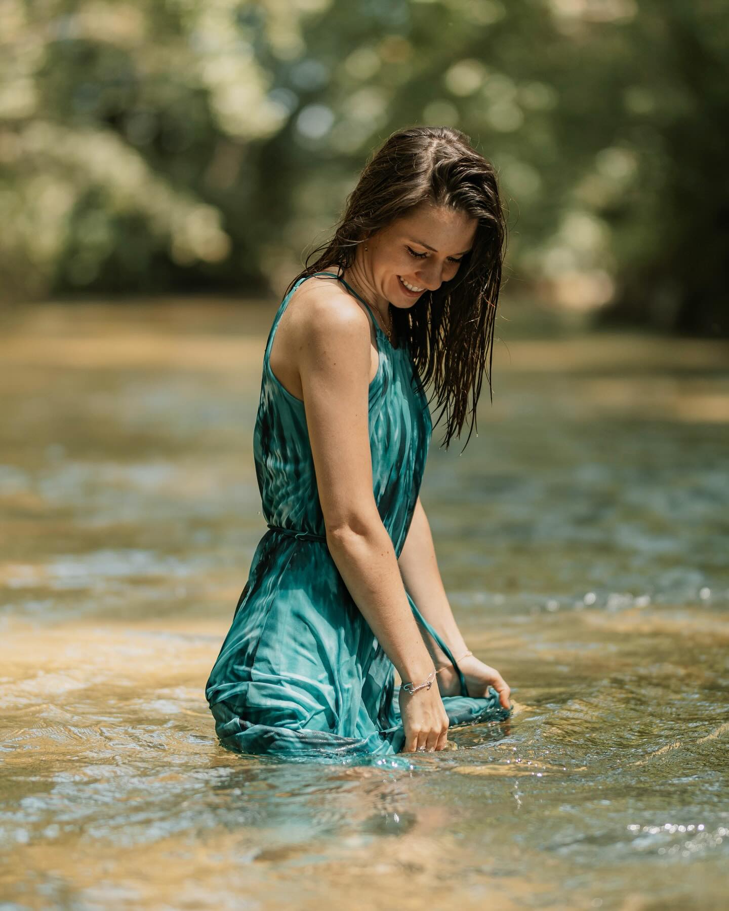 .
„Son prénom, Daphné, porte une histoire particulière. Inspiré de la mythologie grecque, il évoque une nymphe, symbole de transformation et de connexion à la nature. Ce prénom original reste souvent gravé dans l’esprit de ceux qui la rencontrent, comme une sorte de signature.
Daphné est un paradoxe qui s’harmonise, une équation aux multiples solutions. Elle a l’âme nomade et le cœur enraciné.
Elle devine au-delà des apparences, structure l’impalpable entre les lignes.
Traductrice de l’indicible, elle met des mots sur l’instant présent avec la rigueur du tangible.
Sa voix est l’écho de son essence, rythmée par un contraste subtil, reflet de son ambivalence. D’une douceur incisive, elle raconte avec certitude et apaise avec justesse.
Si elle sait où trouver la lumière, c’est parce qu’elle danse avec l’ombre. Elle guide sans contraindre, laissant à chacun la liberté de trouver sa nuance dans la toile abstraite de la vie.„
Texte : @atelierlaminedor
Photo : @neola.photographie