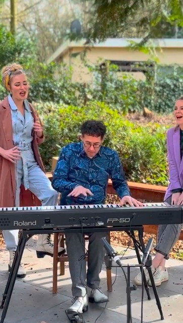 Fijne Valentijn!! 💝 Vanavond spelen we in Ulft! Bij @dru.industriepark ! Kom je last minute nog even kijken? Vinden wij leuk en jij ook, beloofd 😁❤️
#valentijnsdag #theatervoorstelling #vocalgroup #cabaret #zingen #howdeepisyourlove #beegees @beegees #muziekheater