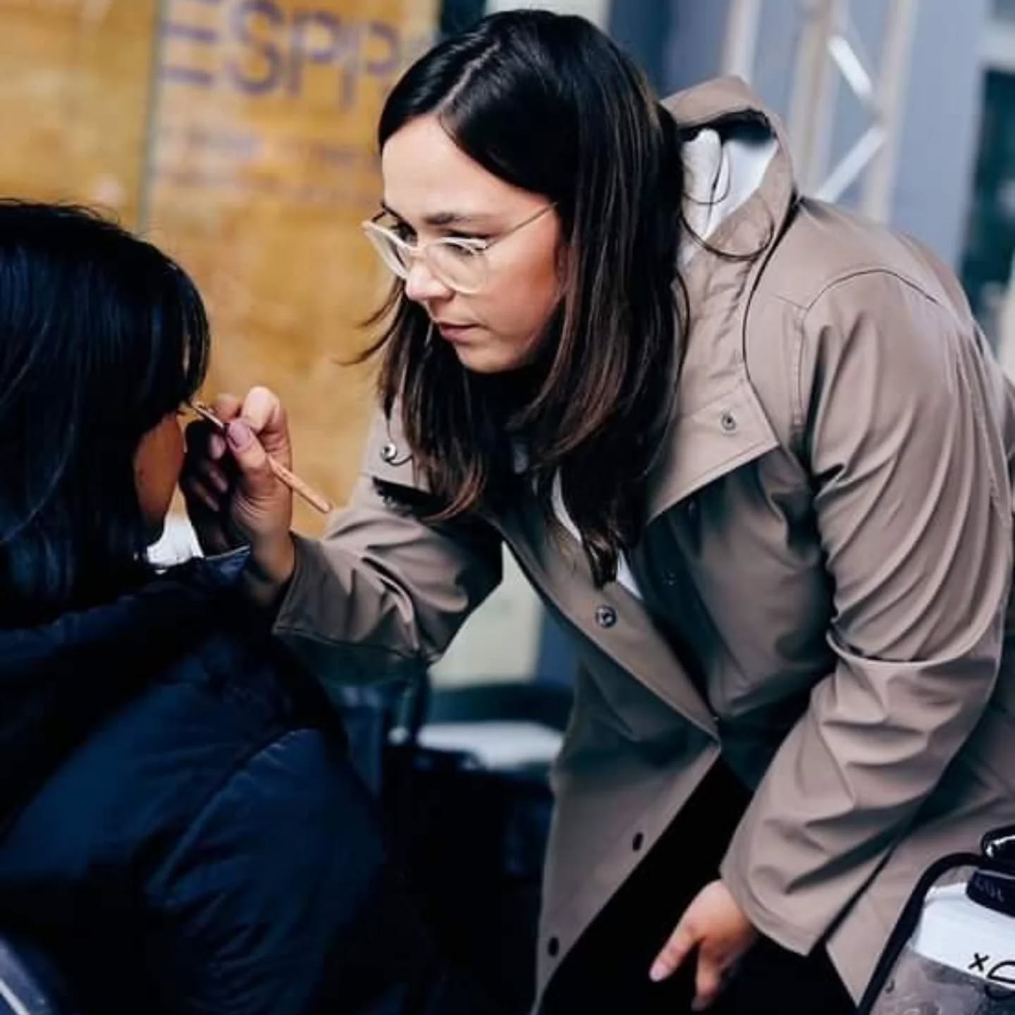 In oktober deed ik mee aan The National Glamour Days in Leuven. Gratis touch-ups voor de shoppers!
Bedankt aan @youbyyente en @nanjamassy dat ik mocht assisteren.
#makeupworkshop #makeuplook #makeupborstels #mua #makeupartist #MakeupArtistDreams #visagiste #visagie #naturalmakeup #naturellelook #naturellemakeup