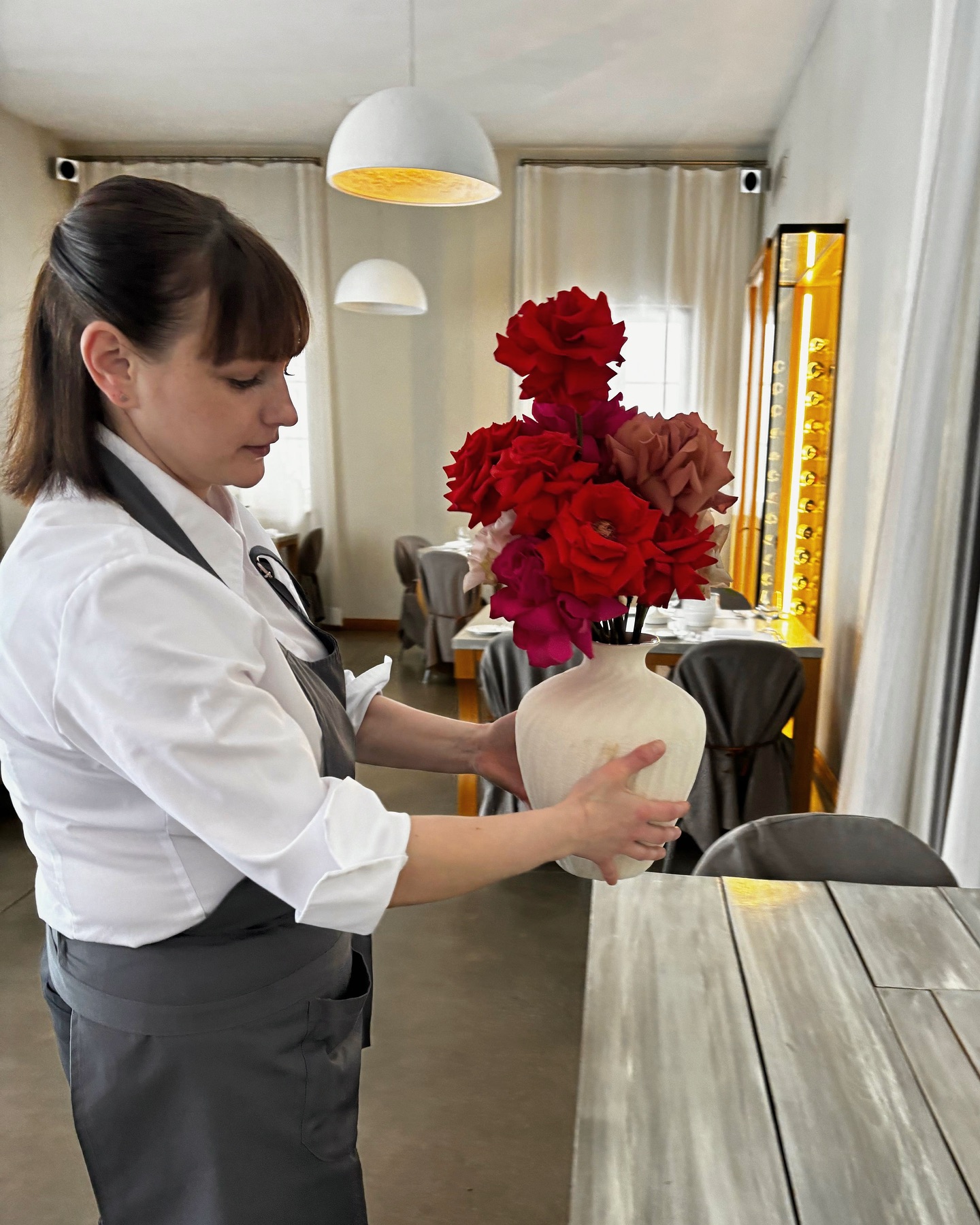 Gatavojamies, lai rīt jūs uzņemtu ciemos svētkos. Jo ticam, ka mīlestība ir jāsvin!
Ja vēl vēlies pievienoties:
- ir 4 vietas 6-kārtu svētku vakariņām restorānā plkst 17:30
- ir iespēja rezervēt Brīvdienu māju ar nakšņošanu, spa, 6-kārtu vakariņām plkst. 20:30 un bagātīgām brokastīm 2 vai 4 personām.
(visi citi apartamenti ir rezervēti)
Lai pieteiktos, sazinies ar mums, rakstot uz anna@annashotel.com un zvanot 67722288