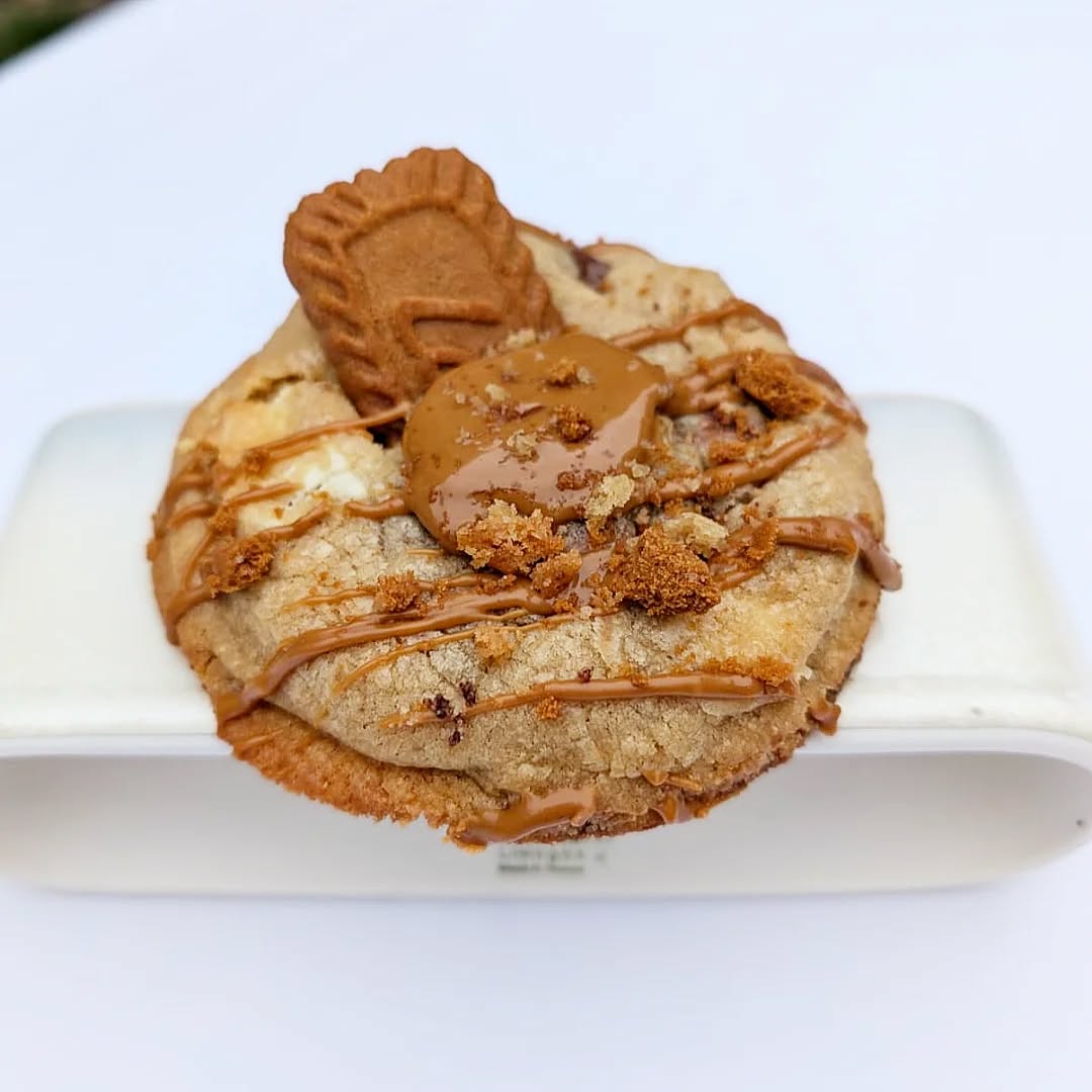 "Un pur délice à chaque bouchée ! 🍪
Ce cookie est à la fois croustillant et ultra moelleux, avec un cœur fondant au spéculoos qui fait chavirer les papilles.
Chaque morceau croquant de spéculoos apporte la touche parfaite pour une explosion de saveurs irrésistible.
Une gourmandise à laquelle il est impossible de résister ! Qui en veut ?"
#laperlerarecakedesign #cookielove #cookiespeculoos #speculoos #cookielyon #bestcookies #cookies #Lyon #oullins