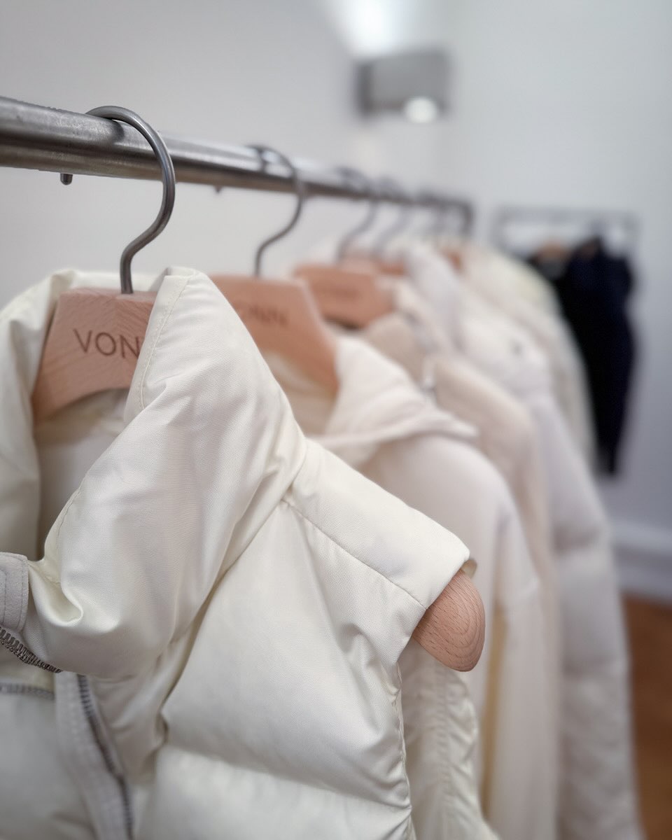 Ab Winter 2025 ist die Marke VONN exklusiv in unserer Jelen Boutique erhältlich.
Entdecken Sie die neue Kollektion.
#vonn #JelenBoutique #winter2025 #exklusiv #neuekollektion