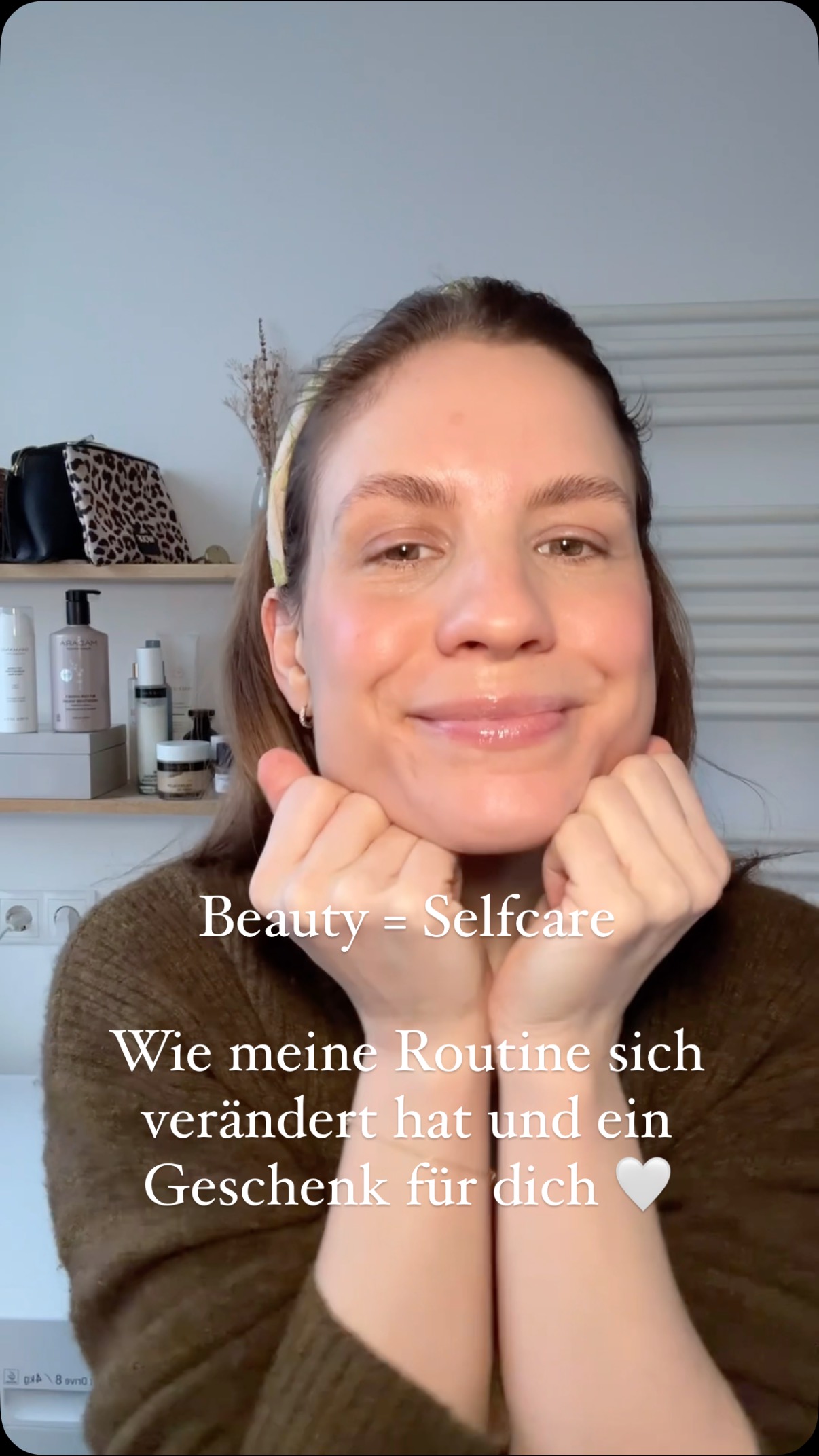✨Special Selfcare Giveaway ✨-
Online Beauty Coaching für Dich🤍🫶🏻😍 (wird glaube ich jetzt jährliches Ritual 😌)
Heute möchte ich mal wieder etwas verschenken🫶🏻♥️. Meine Beauty-Routine hat sich in den letzten 10 Jahren so sehr verändert. Vor der Umstellung auf Naturkosmetik vor fast 10 Jahren, sah meine Routine immer so aus: viel hilft viel, tausende Produkte mit teilweisen sehr scharfen Inhaltsstoffen, ich habe mich überhaupt nicht weiter mit meiner Haut beschäftigt oder wie sie sich anfühlt. Durch den Weg der Umstellung, aber vor allem auch dem gleichzeitigen inneren Prozess, dem bewussten Beschäftigen mit mir selbst - desto mehr ging es vor allem darum, sanfter zu sein. Zu schauen, was sich wirklich gut anfühlt. Selbst wenn das nur ein paar Minuten Morgens und Abends sind♥️. Und damit auch bewusster mit der Haut und mit sich selbst umzugehen. Für mich persönlich hat das super viel verändert. Kleine Rituale, genau, wie sich etwas schönes zu kochen. Und das muss nicht lange sein. Aber alleine der kurze Moment mal inne zu halten, verändert manchmal schon etwas.♥️ Und das möchte ich heute weitergeben.
Eine individuell auf dich abgestimmte Feel Good Beauty Routine mit Naturkosmetik - das kannst du heute gewinnen🥰. 1 Stunde Online Coaching mit mir, Skincare, Make-Up, Zeit für dich♥️.
➡️Wie teilnehmen?
Schreibe mir eine Mail an lisa@lisascharff.com bis Samstag, 15.2. - warum du das Coaching gut gebrauchen kannst.♥️
Ich freue mich auf deine Nachrichten 🥰
Lisa ♥️