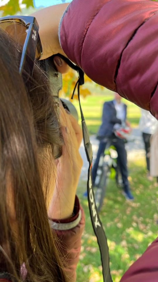 Schon vorm ersten Fotografie-Kurs vor 15 Jahren war die Leidenschaft fürs Fotografieren riesig groß. Und das hat sich bei Eva-Maria bis heute nicht geändert.
Nur die Freude am Filmen hat mittlerweile stark aufgeholt und macht der Fotografie Konkurrenz. 😅😉
Was macht ihr lieber: Fotos oder Videos?
#agenturausgefuchst #ausgefuchst #socialmediacreative #fotografieliebe #socialmediaagentur #tirol #bergmadl #tirolerunternehmerinnen #bergliebe