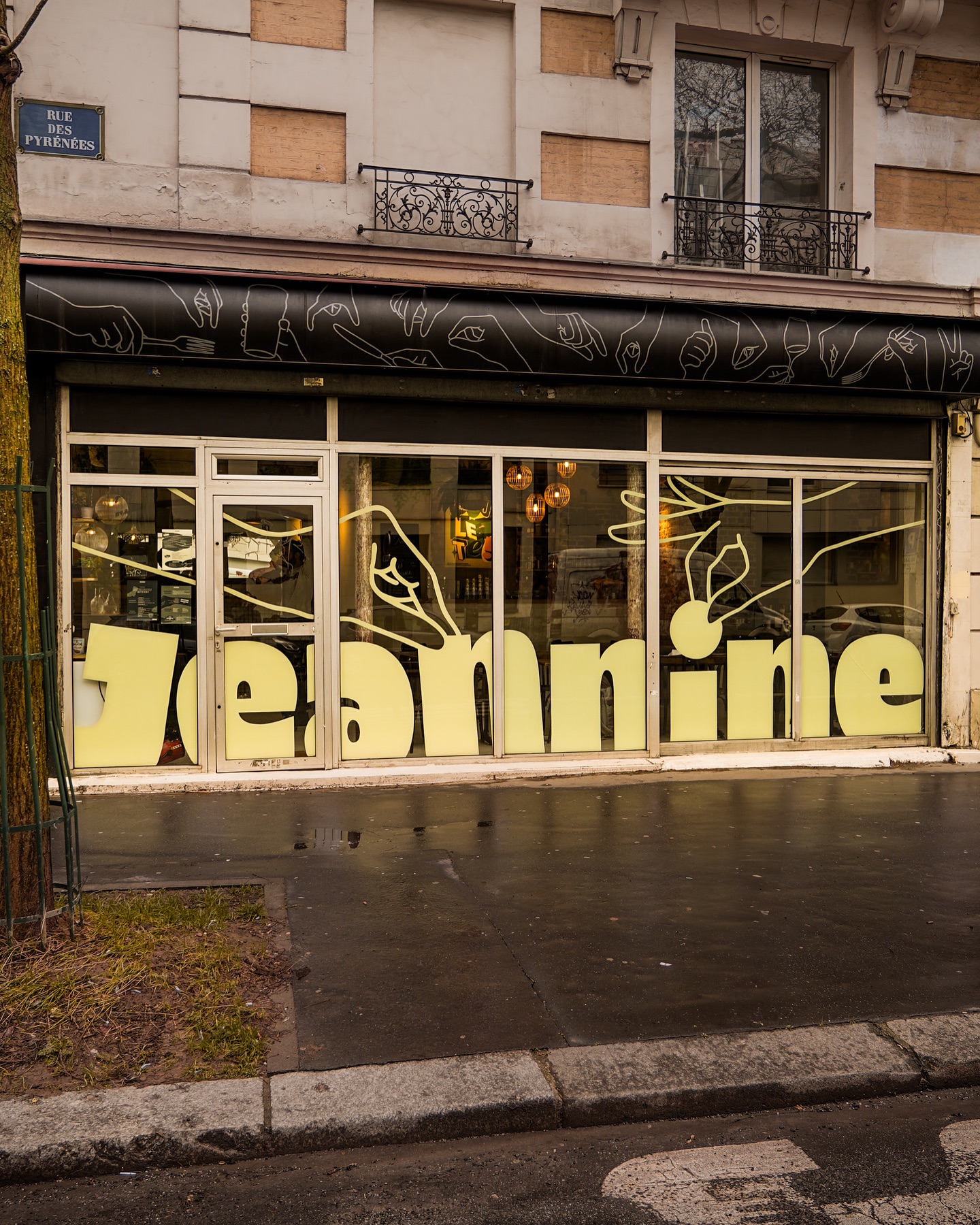 🌼 Jeannine 1/3 🌼
Depuis le temps que j’attends de pouvoir vous parler de ce projet ! @jeannine.paris20 c’est un resto qui a ouvert juste en dessous de l’appart que j’avais quand j’habitais sur Paris.
Forcément, lorsque l’on m’a appelé pour réfléchir et concevoir la direction artistique du lieu j’étais chaud bouillant !
Vu que le quartier était un peu calme en terme de resto on a voulu la jouer discret et j’ai envoyé une vitrine intégrale pour que le resto soit suffisamment visible sur l’avenue,
Au prochain post je vous présente les différents éléments sur lesquels j’ai pu travailler pour l’image du resto !
Et toujours de magnifiques photos de la part de @studio.maoliz et ses mimosas 💛
#paris #restaurant #vitrines #peintalamain #peintreenlettres #alwayshandpaint #signpaint #signpainting #handpainting #lettering #handlettered #handlettering
