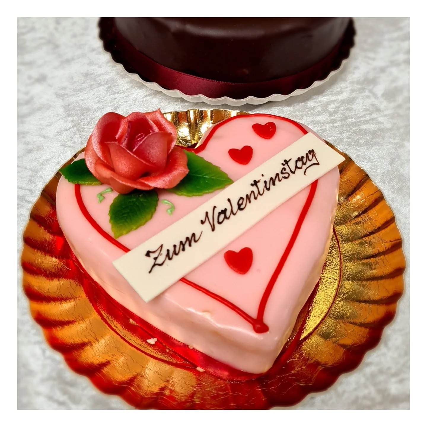 Valentinstag ❤️
Punschtorte oder Sachertorte
#valentinstag #love #konditorei_grellinger #grellinger #grellingercrew #konditormeister #konditorhandwerk #gmunden #gmunden_am_see #traunsee #seenswert #salzkammergut #upperaustria