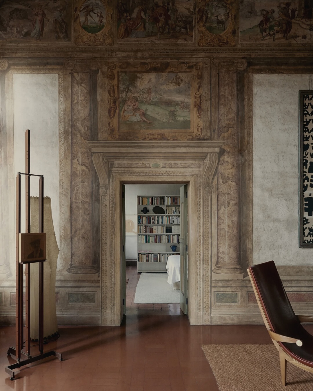 Villa Al Palazzetto – Un chef-d’œuvre architectural par Carlo et Tobia Scarpa.
Nichée à Monselice, en Vénétie, Villa Al Palazzetto est une villa palladienne du XVIIᵉ siècle, transformée en une icône du design moderne grâce au travail de Carlo Scarpa et de son fils Tobia. Fermée au public car toujours en possession privée, elle est l’un des plus beaux témoignages de la fusion entre patrimoine et modernité.
🔍 Fait intéressant : La rénovation, qui a duré plus de 40 ans, est l’un des rares projets où Carlo et Tobia Scarpa ont collaboré malgré leurs relations tendues. Aujourd’hui, la villa est une résidence privée et un espace d’exposition exceptionnel, alliant lignes épurées, matériaux nobles et respect de l’histoire du lieu.
#VillaAlPalazzetto #CarloScarpa #TobiaScarpa #ArchitectureItalienne #PatrimoineEtModernité #GaronSA #InvestissementsDurables #InvestissementImmo
Image : www.nytimes.com @heretoinspire74