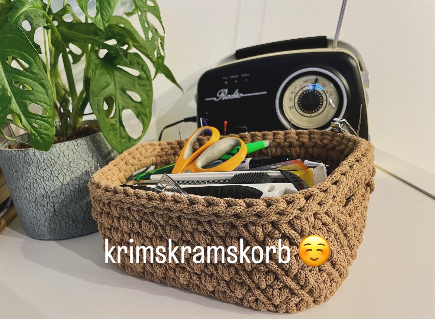 Ich dachte ich zeige euch mal meinen Krimskramskorb... da ist alles drinnen was ich jeden Tag für meine Arbeiten brauche .. Stifte, Scheren, Lineale, Nadeln,..... Ohne den Korb wäre ich verloren 🤪 wo bewahrt ihr denn Eure wichtigsten Sachen auf?!
#häkelkorb #krimskrams #utensilo #aufbewahrung #österreich #madeinaustria #münchendorf #diy #handgemacht #häkeln #crochet #hygge #loveit