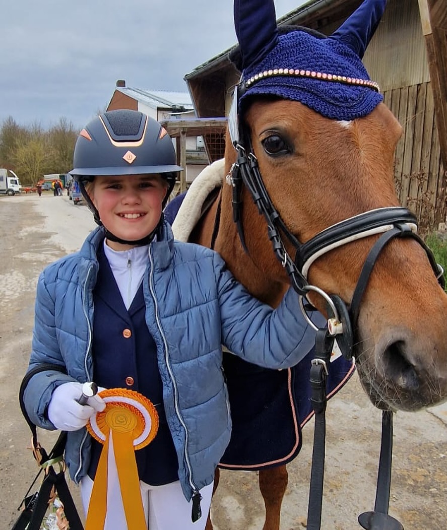 Saisonstart geglückt 🐴🌸 Emma und Perry konnten gestern den Reiterwettbewerb Schritt-Trab-Galopp beim @rv_von_luetzow_herford gewinnen. Herzlichen Glückwunsch! 🥇