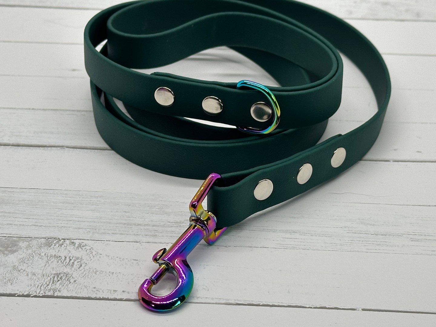 SAVE$$$ on Ready to Ship Items....Adventure awaits with our Hunter Green Pre-Made 3/4" Standard Leashes! Made with high-quality Biothane, our leashes are durable, waterproof, and stylish. Perfect for your next outing! 🌲🐾 Link in Bio #DogLeash #HunterGreen #PetLovers