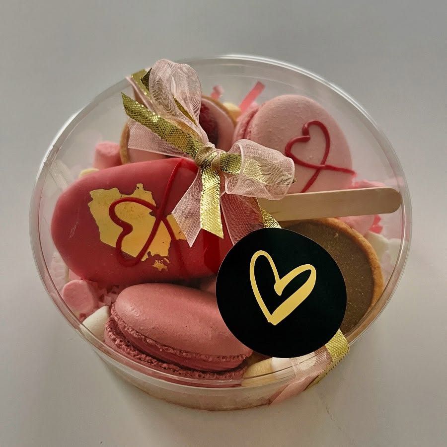 🩷Will you be my valentine🩷
Dankjewel voor de vele leuke bestellingen voor Valentijn! Er werd niet alleen besteld als cadeau voor een geliefde, maar ook heel wat mensen bestelden gewoon iets lekker voor zichzelf. Heerlijk! Jezelf verwennen is altijd een goed idee 🩷
#valentijn #valentinesweets #zozoet #zozoetoostende #macarons #oostende