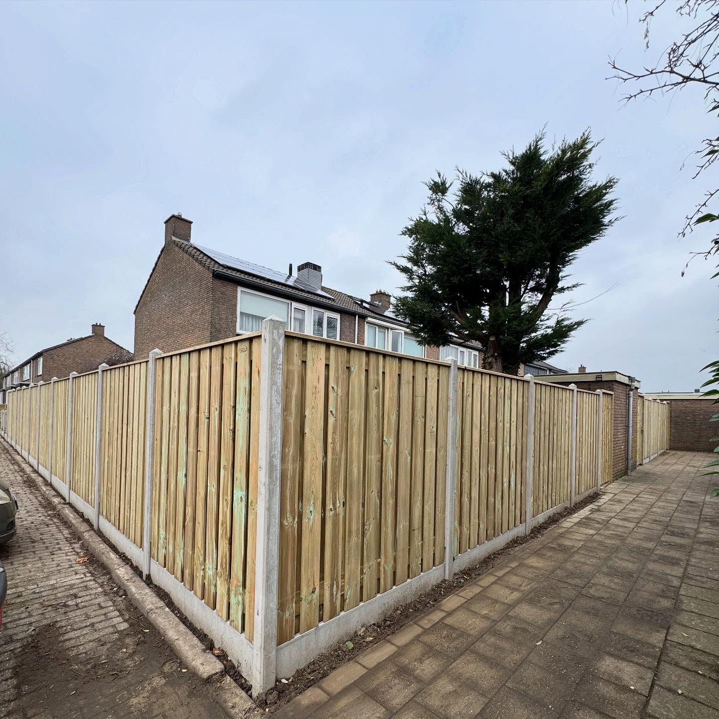 De afgelopen weken hebben we de wijken Triniteit en Oudelande Hoeve een flinke opknapbeurt mogen geven. Met nieuwe schuttingen hebben we heel wat tuinen een frisse en stevige uitstraling gegeven. 💪🏼✅