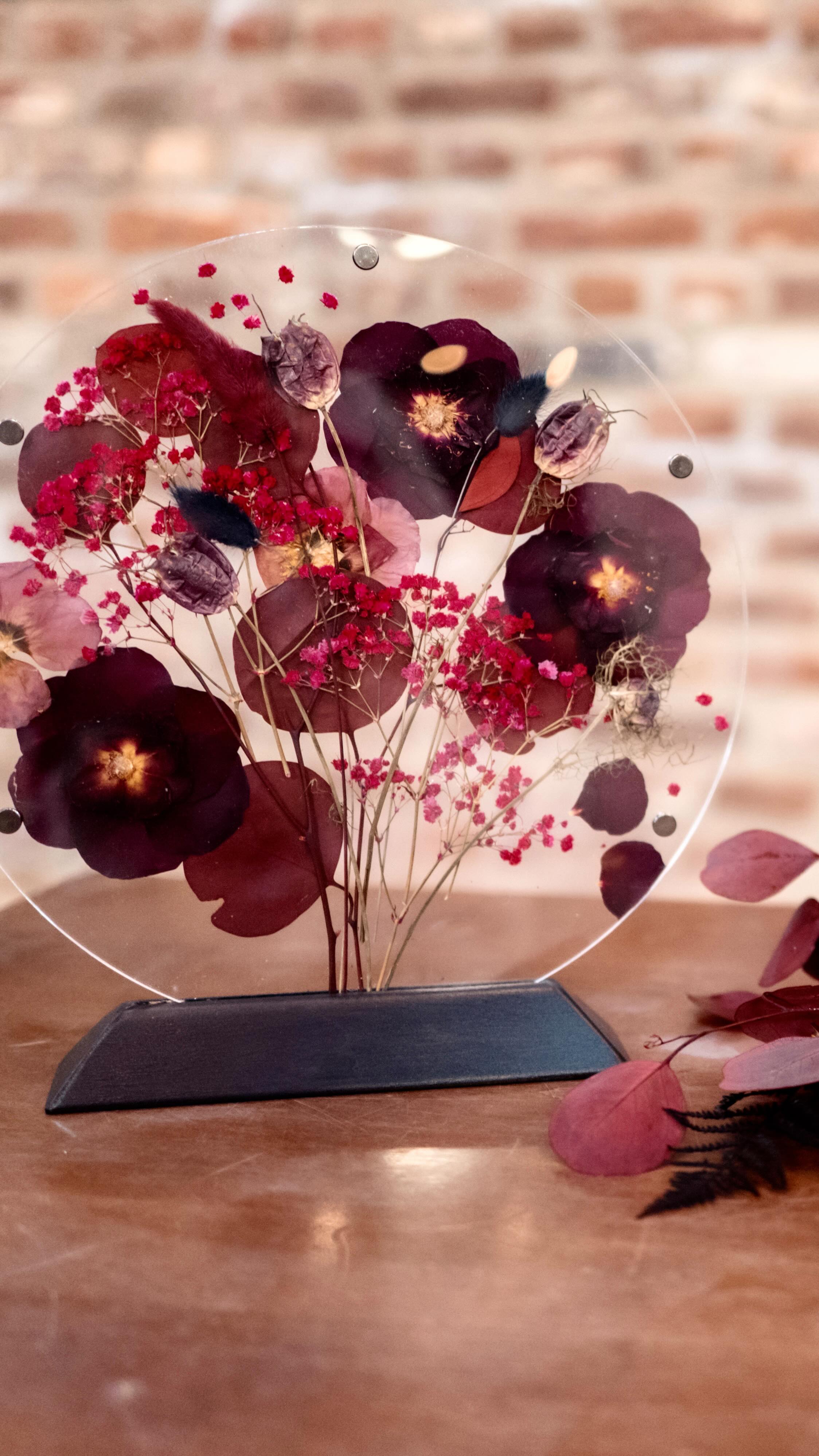 Verewigt euren Brautstrauß als Bild! Ob klein, groß, Rahmen oder als Aufsteller - alles ist möglich 🫶🏻
‼️Jetzt Termin sichern‼️
____________
Fotografen:
@jny_photography_
@verena.wittwer.fotografie
@_fabigrafie_
Model Couple & Konzept/Planung: @junicou_
Orga/ Planung: @hochzeitsplanung_van_meel
Location: @Klostergraefenthal
Schmuck: @dalou_jewelry
Visa: @denisa_wi_makeup
von @einherz.schoenerie
Anzug: @junicou_
Brautkleider & Accessoires: @rebel.bride
Torte/Sweets: @koralias_tortenwelt
Deko/Floristik:
@blatt.und.bluete.wedding
Verewigter Brautstrauß: @ewigbluete
Gästebuch: @die.wortschmiede
Traurednerin: @geschichten.im.licht
________________
#darkwedding #weddingdress #weddingcake #darkweddingdecor #darkweddingcake #darkweddingphotography #gothicwedding #gothicweddingdress #gothicweddingcake #gothicweddingphotography #styledshoot #weddingcoupleposes #weddinginspiration #weddingstyledshoot #weddingdetails #wedding2025 #wedding2025planning #weddingphoto #weddingphotographyinspiration #hochzeit #brautstrauß #weddingflowers