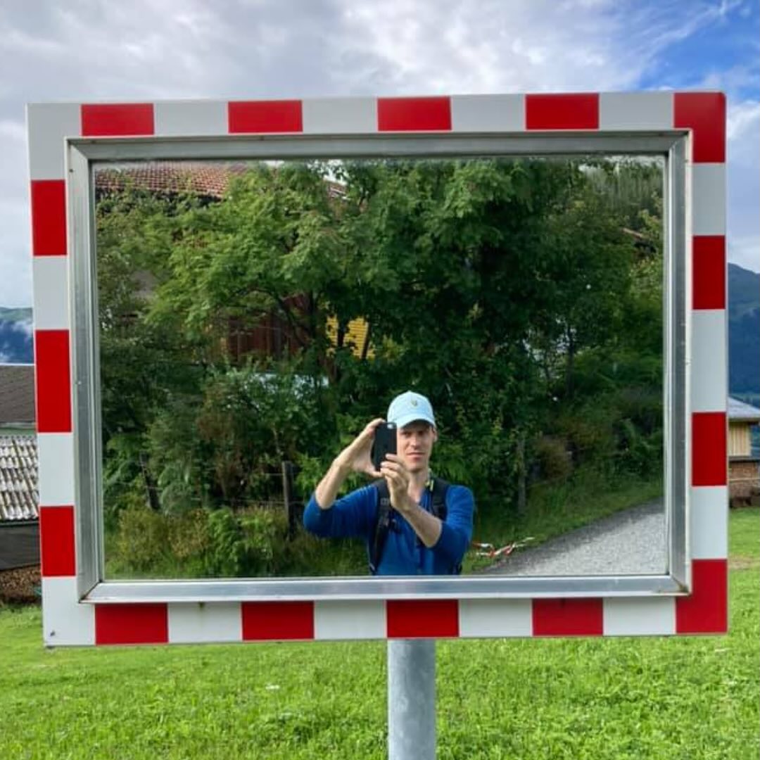 🥾 Wandern – gut für Körper, Geist und Seele
Wandern ist für mich mehr als nur Bewegung. Es ist eine Auszeit vom Alltag, eine Möglichkeit, durchzuatmen und meinen Kopf frei zu bekommen. 🌿
👉 Warum Wandern so gut tut:
Für den Körper:
Stärkt Herz und Kreislauf. 🩺
Schont die Gelenke im Vergleich zu intensiveren Sportarten.
Fördert Ausdauer, Balance und Kraft.
Für den Geist:
Die Natur wirkt beruhigend und hilft, Stress abzubauen. 🌲
Es bietet Raum für Gedanken, neue Perspektiven und Kreativität.
Das Gefühl, einen Gipfel zu erreichen oder einfach nur unterwegs zu sein, gibt Selbstbewusstsein und Zufriedenheit. 🙌
✨ Was ich am Wandern liebe:
Es ist so flexibel: Ob eine kurze Runde oder eine Tageswanderung – ich entscheide, wie intensiv es wird.
Ich fühle mich nach einer Wanderung immer geerdet und gleichzeitig voller Energie.
Es ist eine wunderbare Möglichkeit, die Schönheit der Natur zu erleben und dabei meinem Körper und Geist etwas Gutes zu tun. 🌄
💡 Mein Tipp:
Pack dir einen leichten Rucksack mit Wasser, einem Snack und einer Kamera. Such dir eine Strecke, die dich reizt – und genieß die Ruhe abseits des Alltags.
Hast du auch Lieblingsstrecken oder Wandertipps? Schreib’s mir in die Kommentare – ich bin immer auf der Suche nach Inspiration! 🥾💚
#achtsamkeit #selbstfürsorge #resilienz #mindsetpositiv #wohlfühlen #körperundgeist #mentalegesundheit #stressmanagement #burnoutprevention #psychischegesundheit