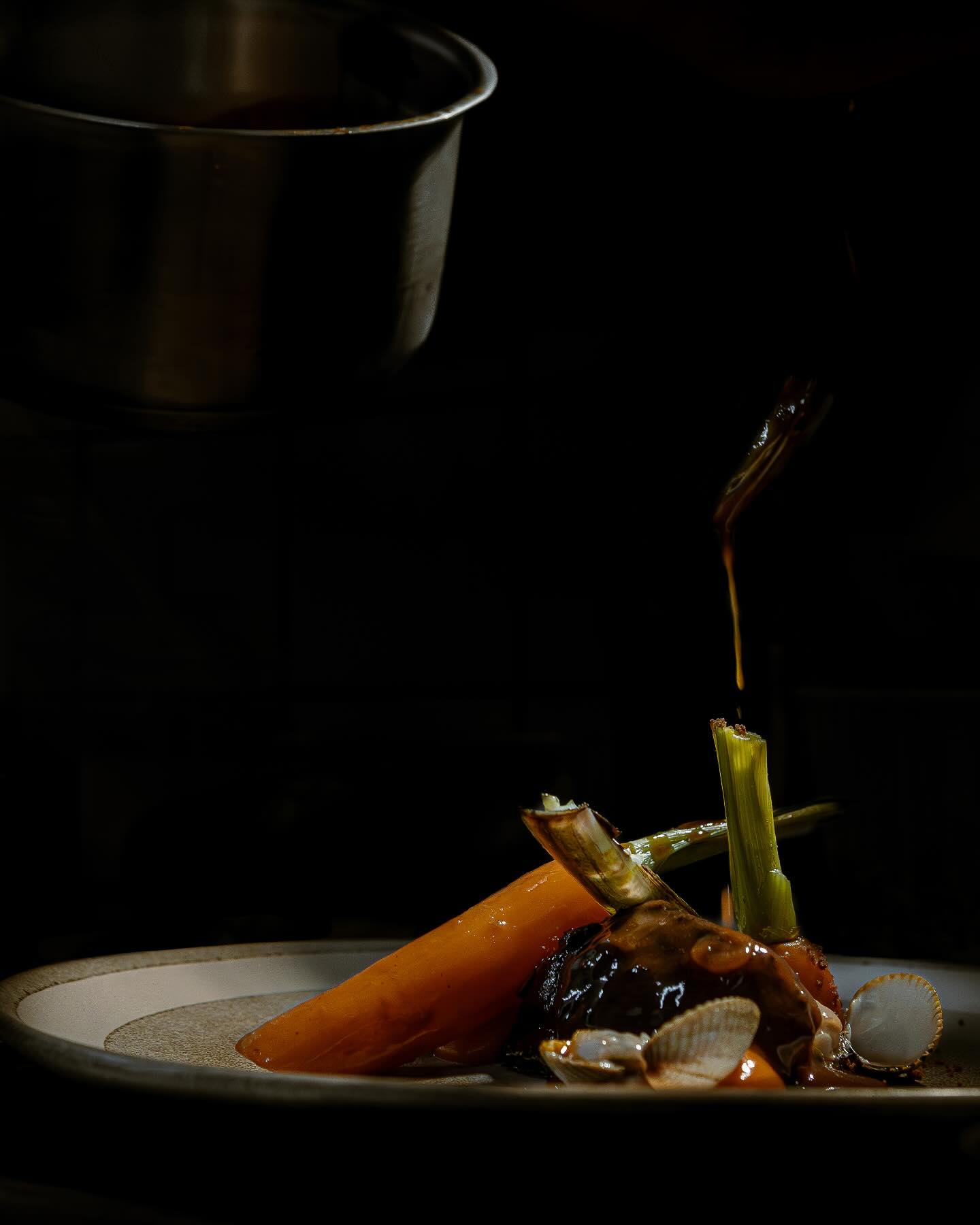Notre joue de porc ibérique confite servie avec des carottes, des coquillages et une réduction de jus de braisage.
#brut #tabledesaison #Gastronomie #RestaurantLove #CuisineGourmande #ChefCuisine #restaurantsaintjeandeluz #DéliceCulinaire #ArtCulinaire #CuisineLocale #DînerGastronomique #TableGourmet #SaveursDuMonde #PlatsGourmands #MenuDuJour #ExpérienceCulinaire #BonAppétit #Restaurateurs #FoodieFrance #PlatsSignature #CuisineDeSaison #saintjeandeluz
