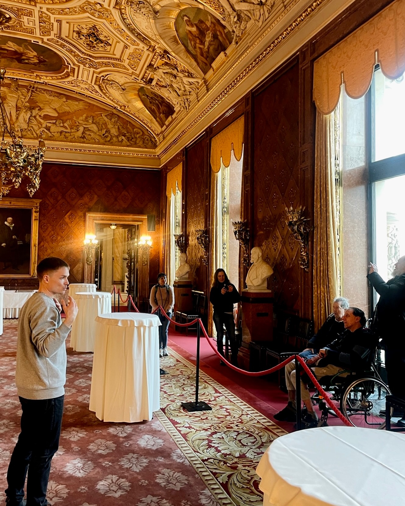 Wir waren im wunderschönen Hamburger Rathaus zu Besuch! ⚓
Vielen Dank an den SPD Abgeordneten @simon.kuchinke für die Einladung und die spannende Führung. 😊
Wir haben einmalige Einblicke hinter die Kulissen des täglichen Betriebs bekommen und konnten viel lernen bei den spannenden Geschichten mit historischen Hintergründen. Es war ein besonderer Tag für uns alle, an den wir noch lange zurückdenken werden!
#hausfürmorgen #rathaushamburg #spdhamburg
