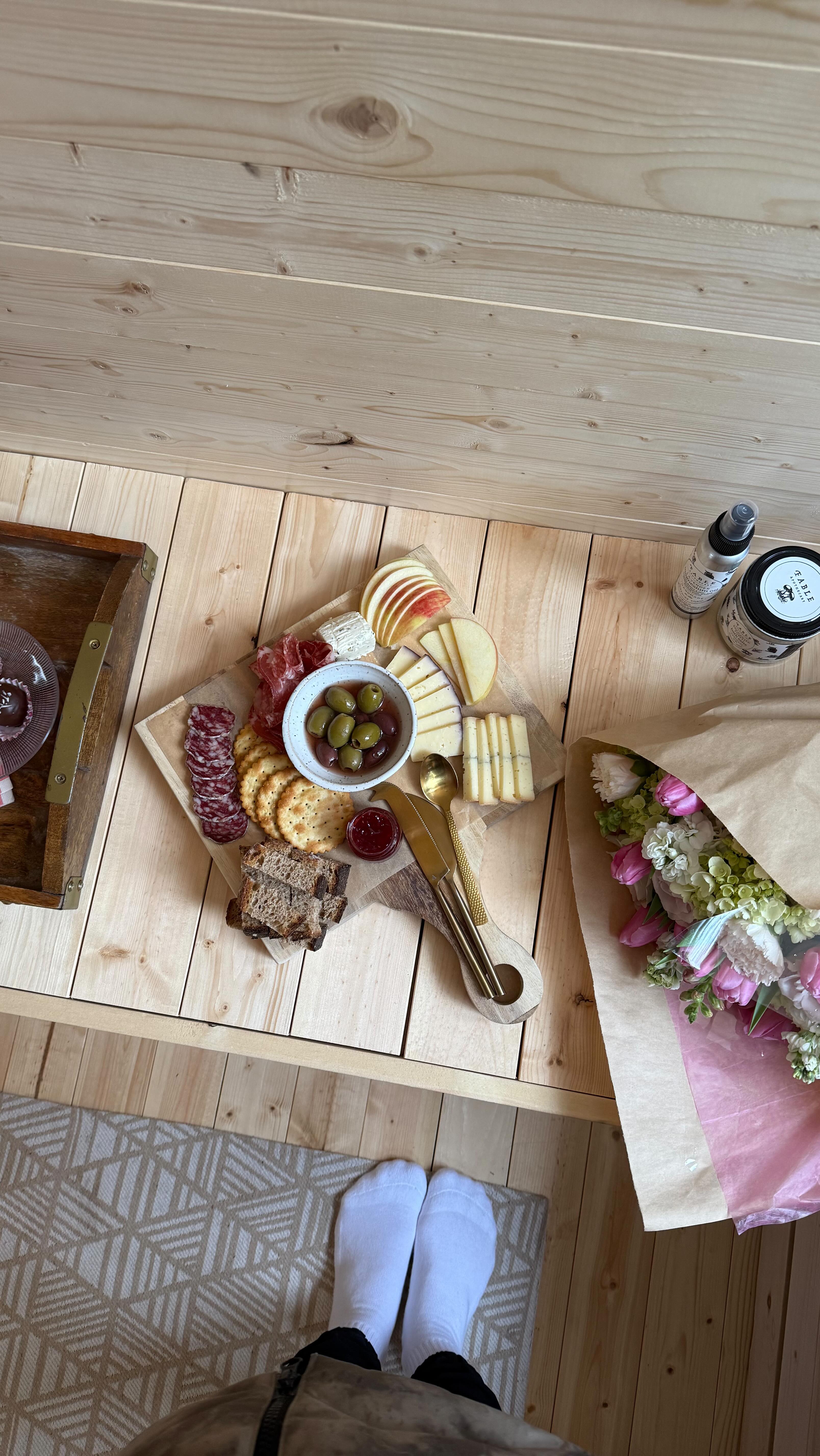 POV you’re soaking up a snowy and beauty @bluesprucespa love weekend visit thanks to a little love day luck 🍀❄️🥰🥹💖✨
Luck or not, 10/10 recommend checking out this lovely little spa!! It’s a 3peat for me and I’m only mildly cautious about sharing this as I’d love to keep it all for myself 🤣🙃🫠😶🌫️✨
Thanks for the lovely spa day @bluesprucespa and thanks to @cheesecogibsons @rainfloristbc & @fable.apothecary for all the lovely treats 🥰💖✨
#treatyourself #treatyoself #spaday #sauna #beauty #coldplunge