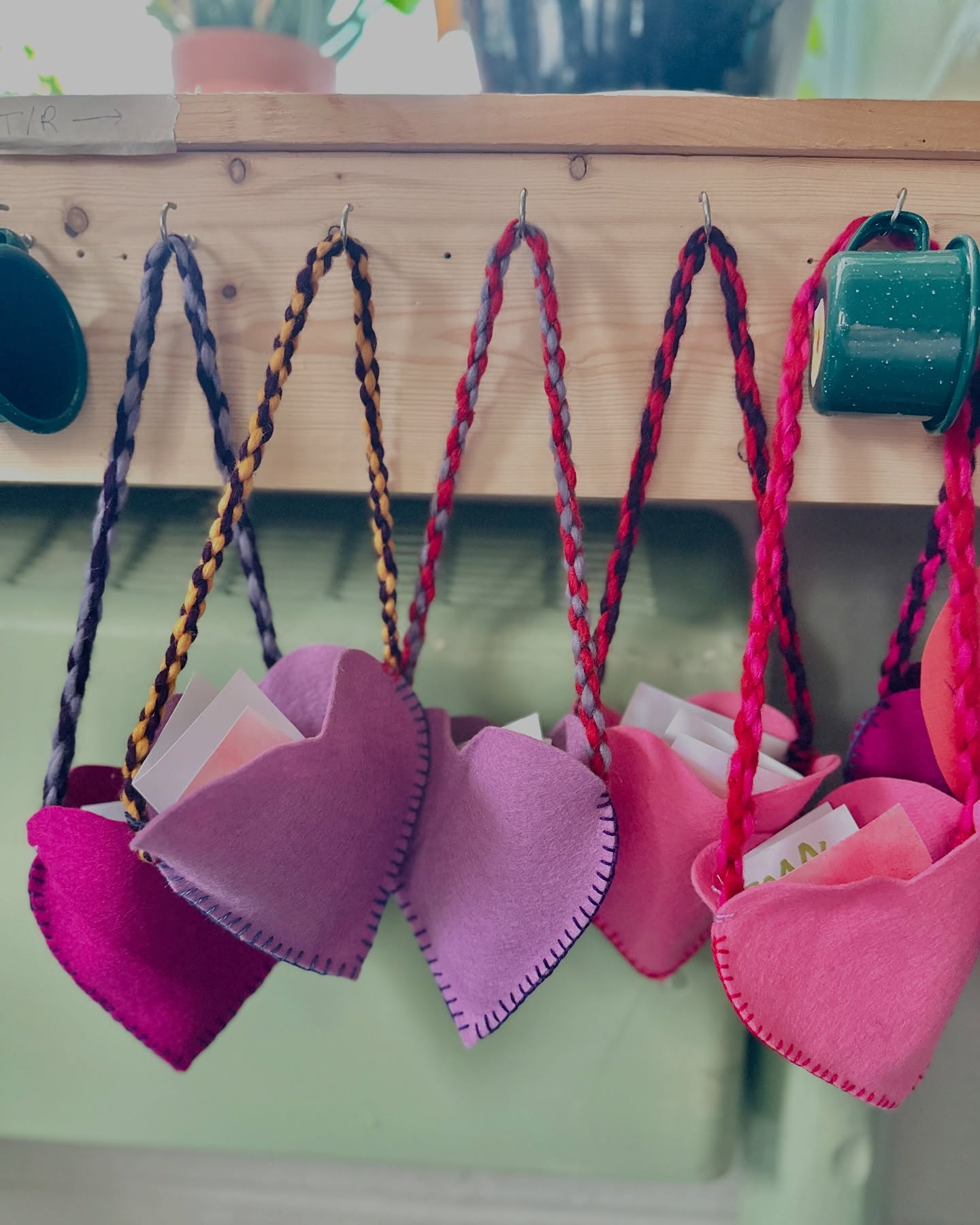 February at EBNS 💕 Heart sewing, felted hearts, stories and songs about love, and plenty of time outdoors in the snow ❄️
#ellwangerbarrynurseryschool #waldorf #waldorfinspired #naturebasedlearning #rochester #rochesterny