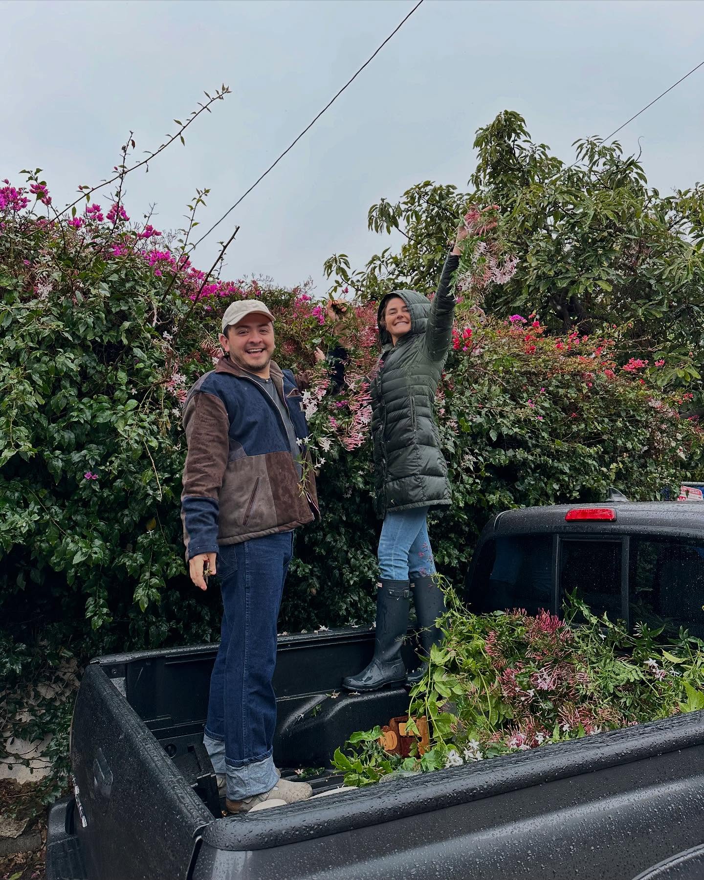 LA shenanigans with @nuudebotanica and @petrauhrikova One of the best foraging I’ve done in a while. Can sincerely say I designed everything with love and intention for Nuude’s clients, many who are suffering from the aftermath of the fires. Nuude is also in search of studio space in LA. All my flower peeps if y’all know of anything please dm Kelsey with info.