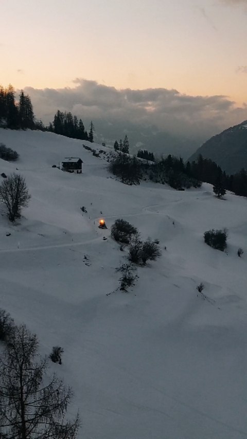 Das Pistenteam der UTS ist für dich unterwegs! Morgen warten frisch präparierte Winterwanderwege, die Schlittelbahn Tiragn - Stierva und die Skipiste auf dich.
#uts #pistenteam #winterwanderwege #schneeplausch #stierva