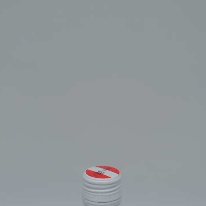 Ein Jahresrückblick im Flaschenformat 🍾
Wir können mit euch endlich unsere Version des Weinjahres 2024 teilen.
Völlig überrascht durch ein zu warmes Frühjahr und den schnellen Vegetationsbeginn konnten wir gar nicht rasch genug aus der Winterruhe starten. Das heißeste Jahr der Messgeschichte hat sich bereits in diesen Anfangsmonaten abgezeichnet, dass der Sommer dennoch weiter alle Rekorde bricht war durchaus herausfordernd. Ertragseinbußen durch Spätfrost und Hitze waren vorprogrammiert. Und mit vereinten Kräften haben wir dann Anfang September innerhalb einer Woche die Lese abgeschlossen, bevor die halbe Jahresniederschlagsmenge über das Weinviertel hereinbrach.
Unglaublich was das Jahr 2024 von uns abverlangt hat, aber auch unglaublich was für schöne und elegante Weine dieses Jahr der Extreme hervorgebracht hat.
Wir sind ganz verzaubert und möchten diese Eindrücke mit euch Glasweise teilen.
Unsere Weine könnt ihr Ab Hof oder per Bestellung auf unserer Homepage kennenlernen.
#jahrgang24 #einzigartig #duftigfruchtig #organic #bioweinauspellendorf #weingaertnereiwachter