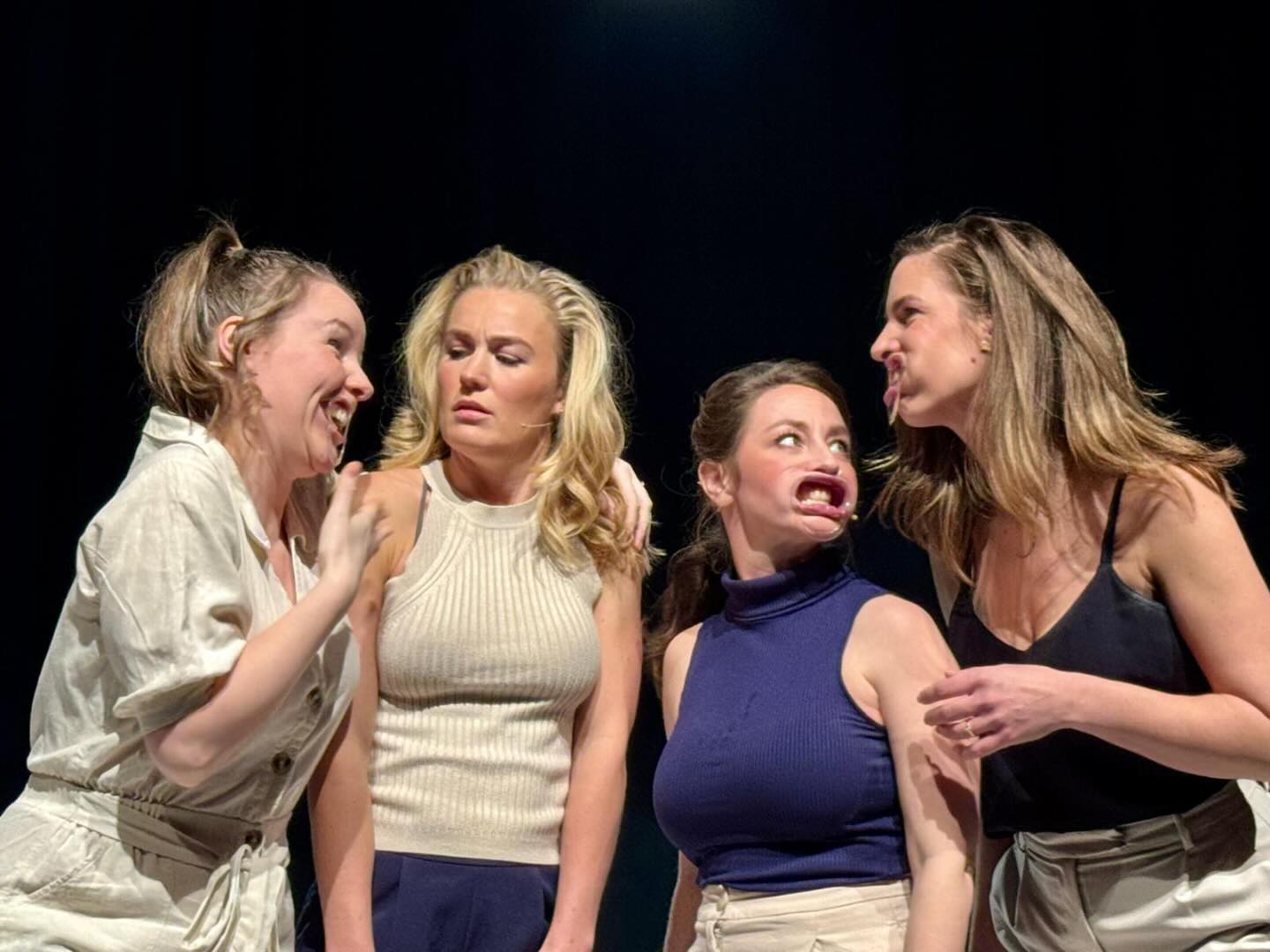 • laatste kans •
Het was gisteren dolgezellig in Sassenheim @onderdaktheater 😆 Heb je nog niet gezien wat we hier precies staan te doen? Je hebt nog twee kansen!
👉🏻 Donderdag 20 februari in @theaterdekampanje te Den Helder.
👉🏻 Vrijdag 18 april in @bontheater Medemblik.
#bethere #nietmissenhe #theendisnear #theater #cabaret #muziek #liveconcert #muziektheater #vocalgroup #theatertour #theatervoorstelling #mondstuk
📸 @helenkoopmanbos