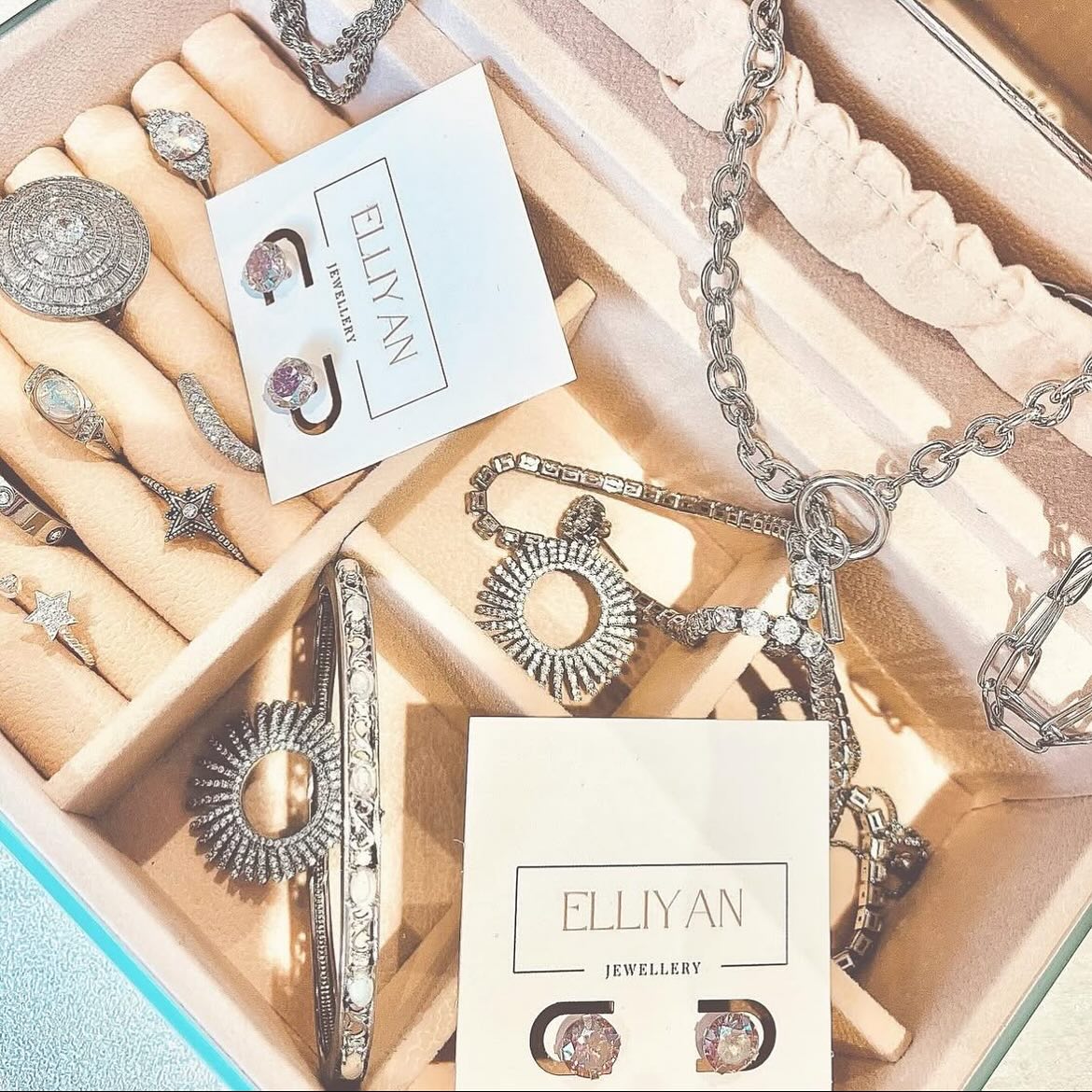 🤍 Happy Valentine’s Day 🤍
✨ Have a wonderful day everyone ✨
@elliyanjewellery
#valentines #love #loved #valentine