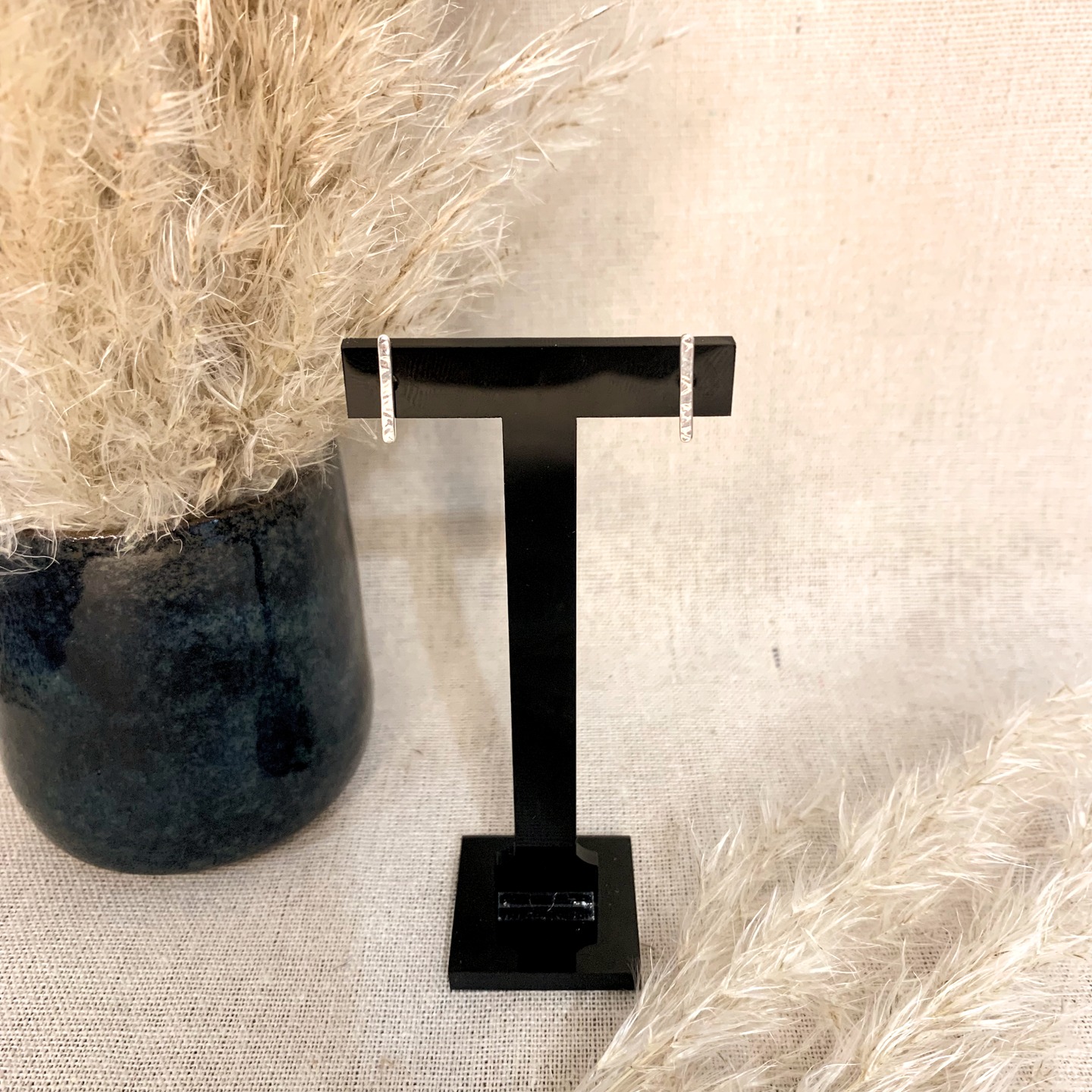 ✨ Nouvelle création – Les Boucles Styx ✨
Minimalistes, raffinées et pleines de caractère, les Boucles Styx sont des puces en argent massif, martelées à la main pour un effet texturé élégant. Leur design épuré et contemporain en fait un bijou intemporel, parfait pour porter au quotidien et sublimer chaque tenue.
🔹 Argent 925/1000 – Fait main avec soin
🔹 Plusieurs tailles & styles pour s’adapter à toutes vos envies
🔹 Légères & confortables, idéales au quotidien
💍 Disponibles dès maintenant sur bijouteriepauly.fr 💍
✨ Ajoutez une touche de modernité et de subtilité à votre collection ! ✨
#BouclesStyx #minimalismeélégant #bijouxartisanaux #argentmassif #faitmain #bijouteriefrançaise #styleépuré #bijoux #earrings #bouclesdoreilles #lepouliguen #labaule #loireatlantique #presquileguerandaise #cotedamour