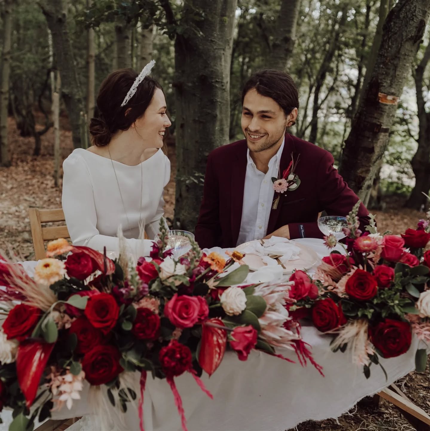 Happy Valentines / Galentines/ it's finally Fri DAY ❤️
Always love to see all those valentines proposals 🥰
(Had to delve into the archives for a pink & red theme shoot 😅)
Photography @ginafernandesphotography
Florals @amandasteeleflowers