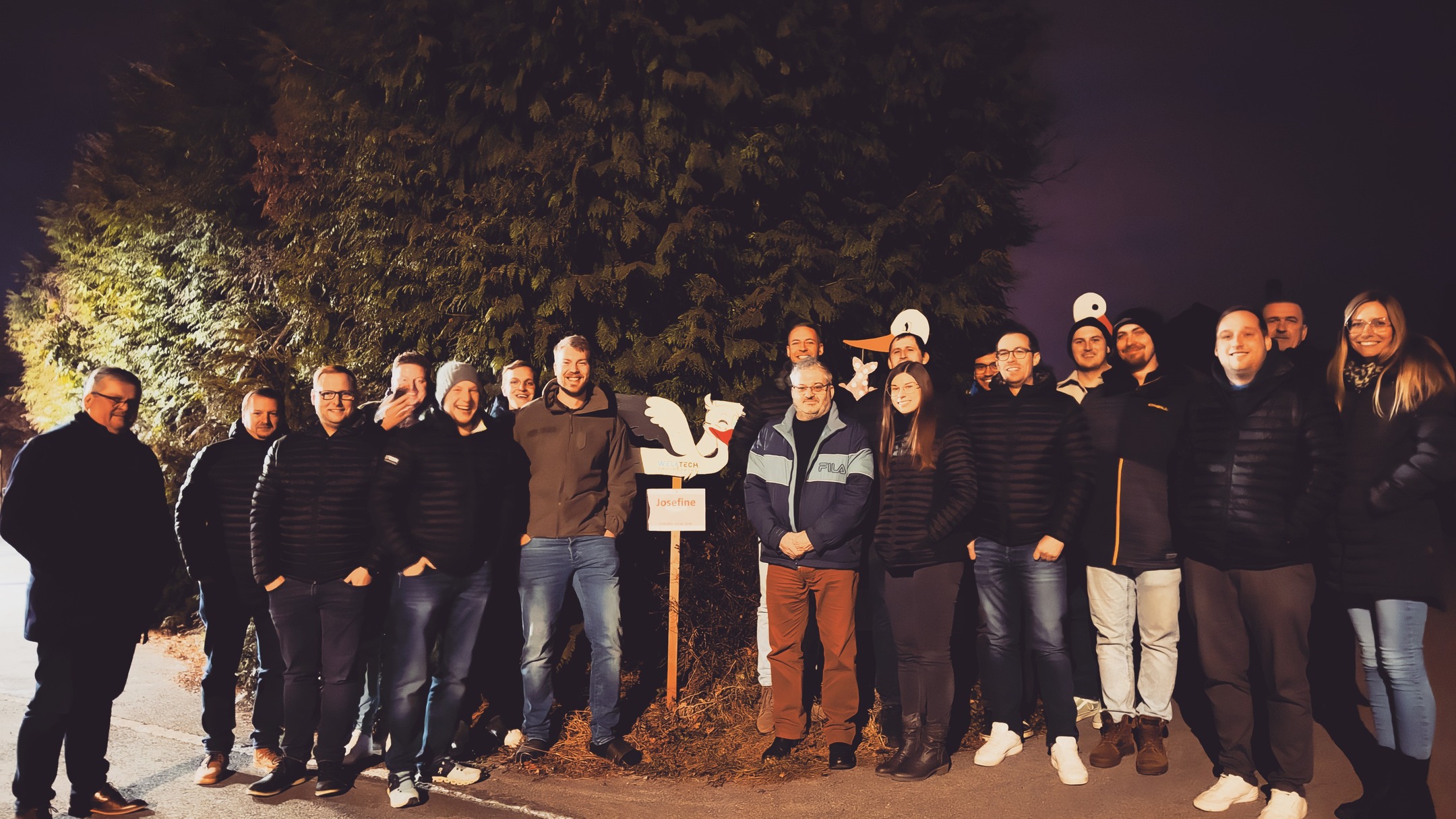 📢 Freudige Neuigkeiten aus unserem Team! 🎉👶💕
Unser lieber Kollege @_niklas_1910 hat am 15.02.2025 die Geburt seiner kleinen Tochter Josefine bekanntgegeben! 🍼✨ Die Freude war natürlich riesig – und wir haben es uns nicht nehmen lassen, ihm und seine Familie gestern zu Hause zu besuchen, die Geburt gebührend zu feiern und unseren Welatech-Storch aufzustellen. 🏡🦩🎈
Lieber Niklas und Familie, vielen Dank für eure herzliche Gastfreundschaft! 🤩 Wir wünschen dir, deiner Frau Magdalena, dem frischgebackenen großen Bruder Anton und der kleinen Josefine von Herzen alles Gute und viele unvergessliche Momente! 💕👨👩👧👦
#WillkommenJosefine #StorchIstGelandet 🍼✨